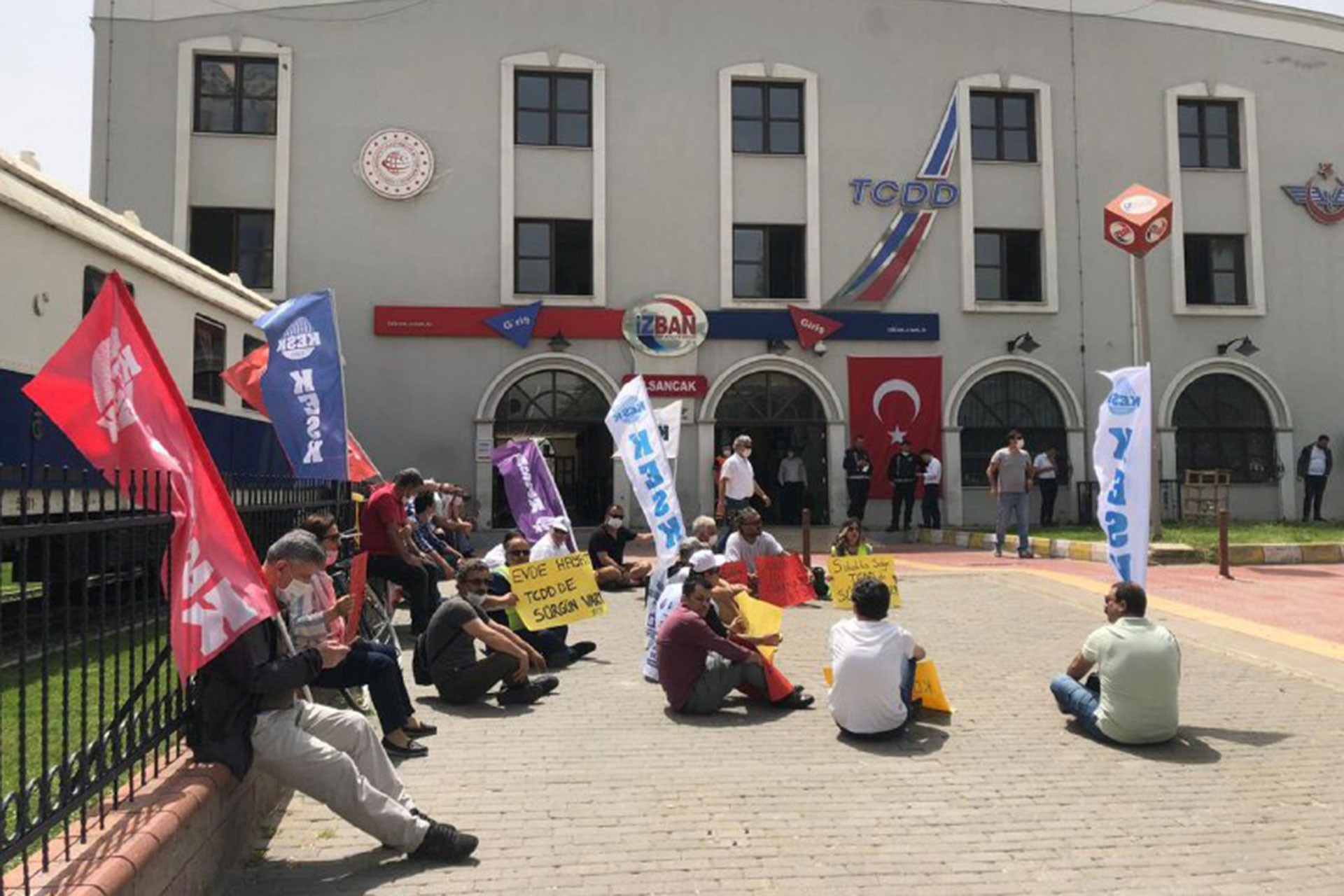 BTS İzmir Şube sürgünlere karşı Alsancak gar önünde oturma eylemi yaptı