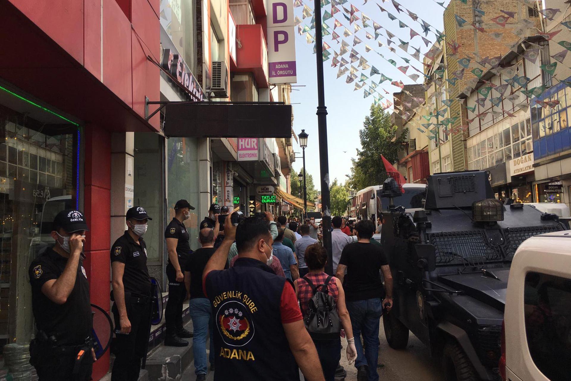 Adana'da kayyumları protesto etmek için yapılacak basın açıklaması polis tarafından engellendi.