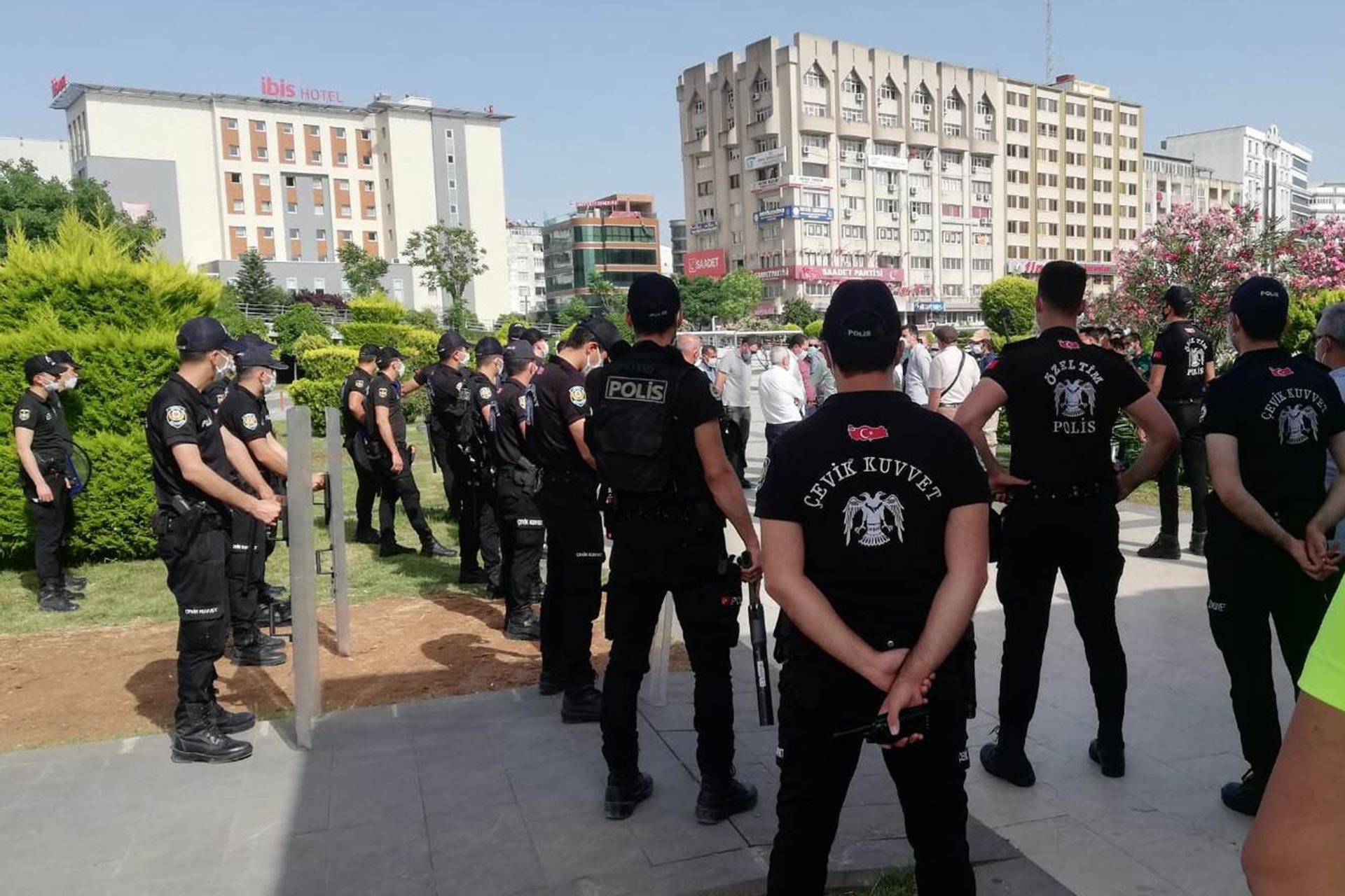 Adana'da kayyumları protesto etmek için yapılacak basın açıklaması polis tarafından engellendi.