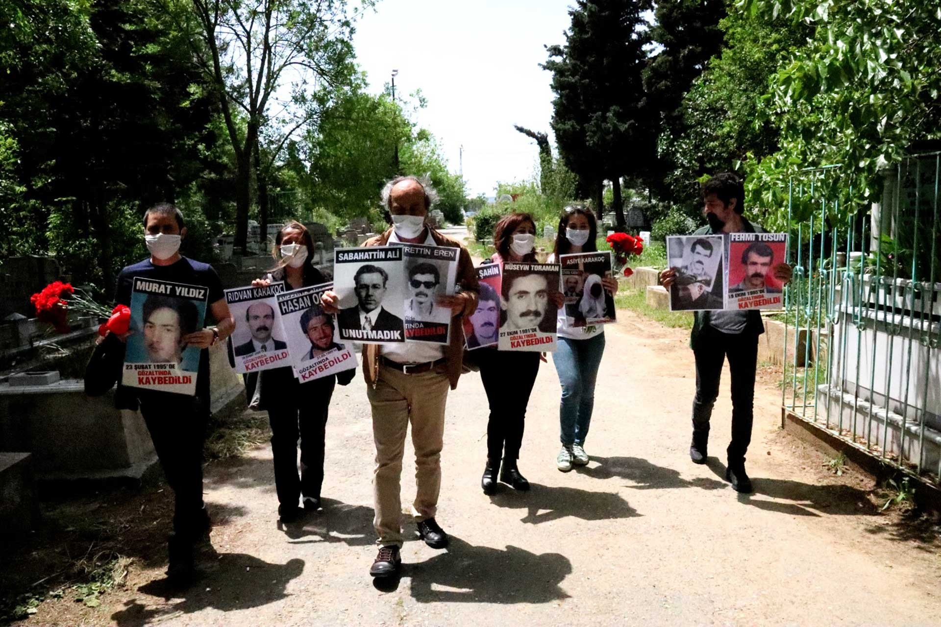 Rıdvan Karakoç ve Hasan Koçak'ın mezaları başında düzenlenen anma.