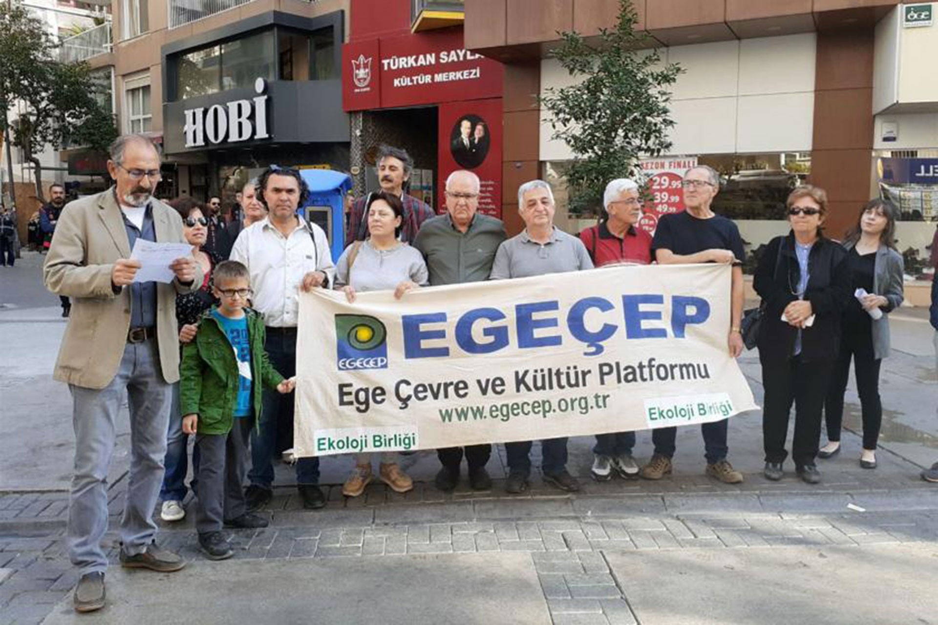 EGEÇEP üyeleri basın açıklaması yapıyor