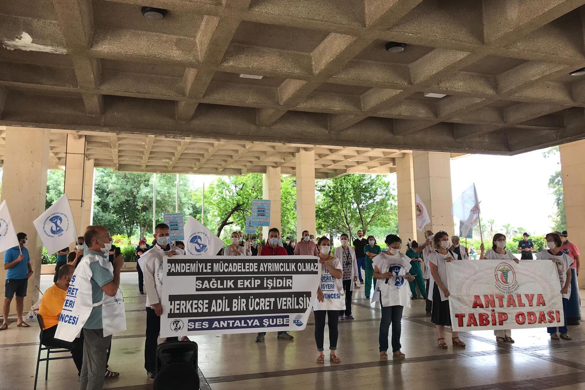 Antalya'da eylem yapan SES üyeleri