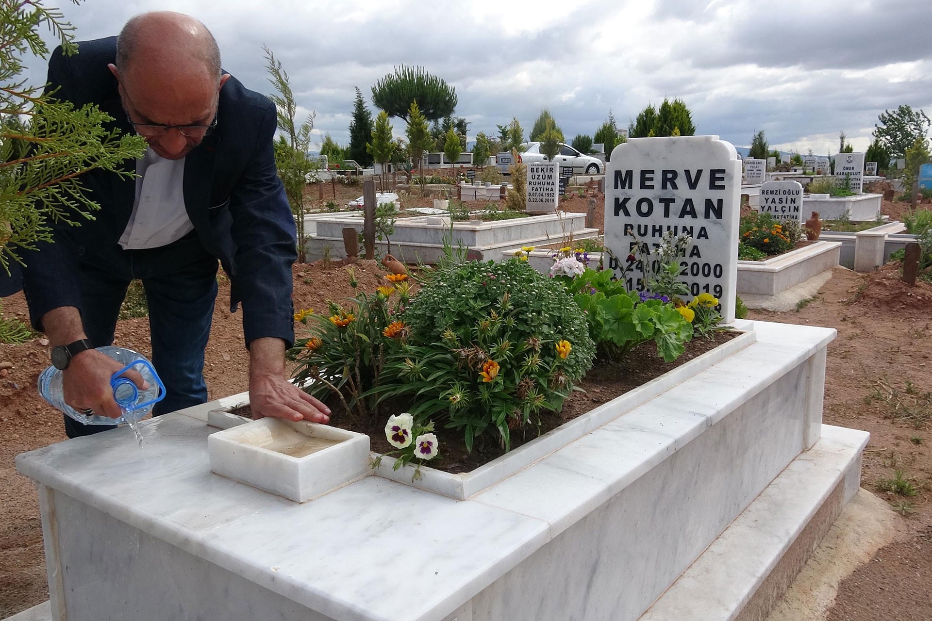 Salih Kotan (solda) ve Merve Kotan'ın mezarı