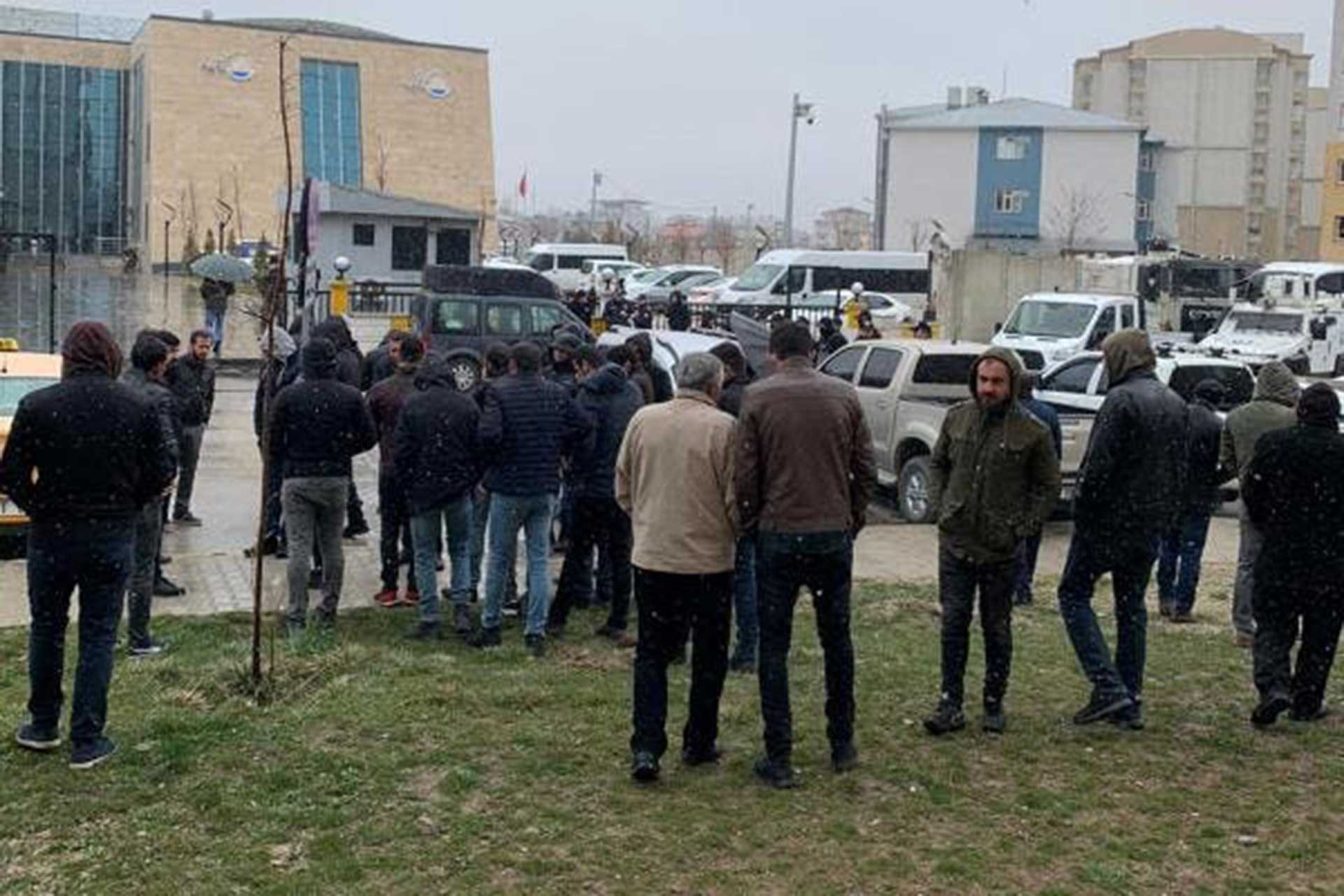 Kadroya geçirilmeyen işçilerin Van Büyükşehir Belediyesi önünde yaptıkları eylem