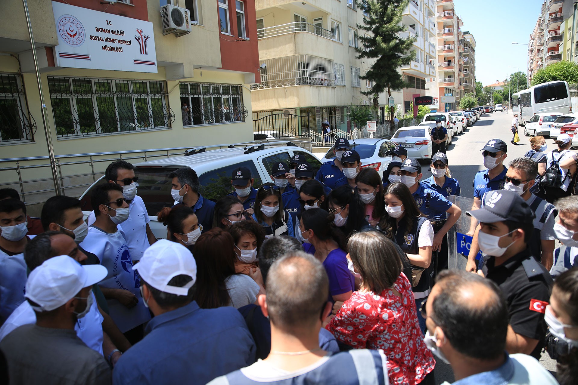 Sürgünü protesto eden KESK üyelerine polis müdahale ediyor