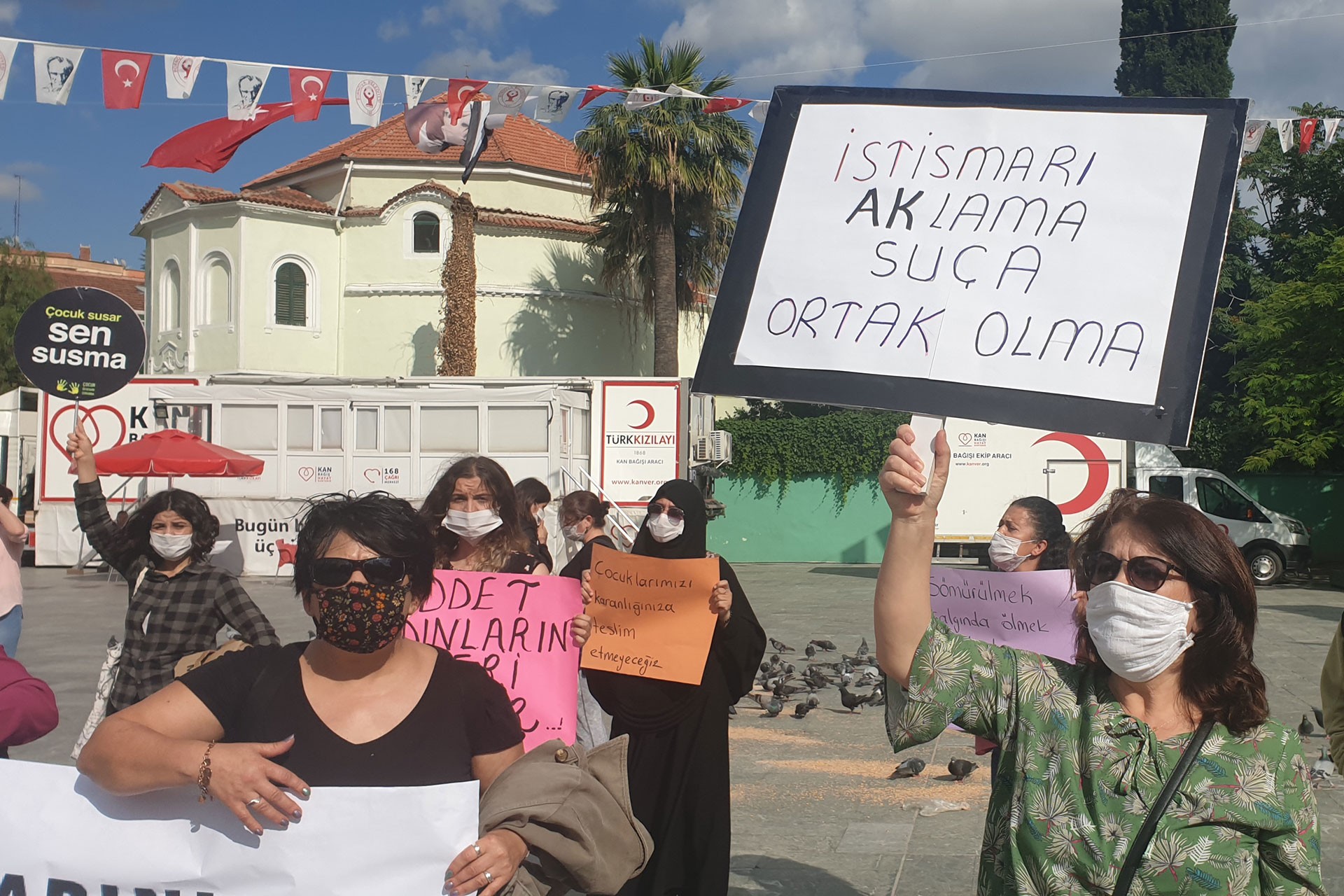 Bornova kadın platformu üyesi kadınlar şiddete ve çocuk istismarına karşı bornova meydanında açıklama yaparken