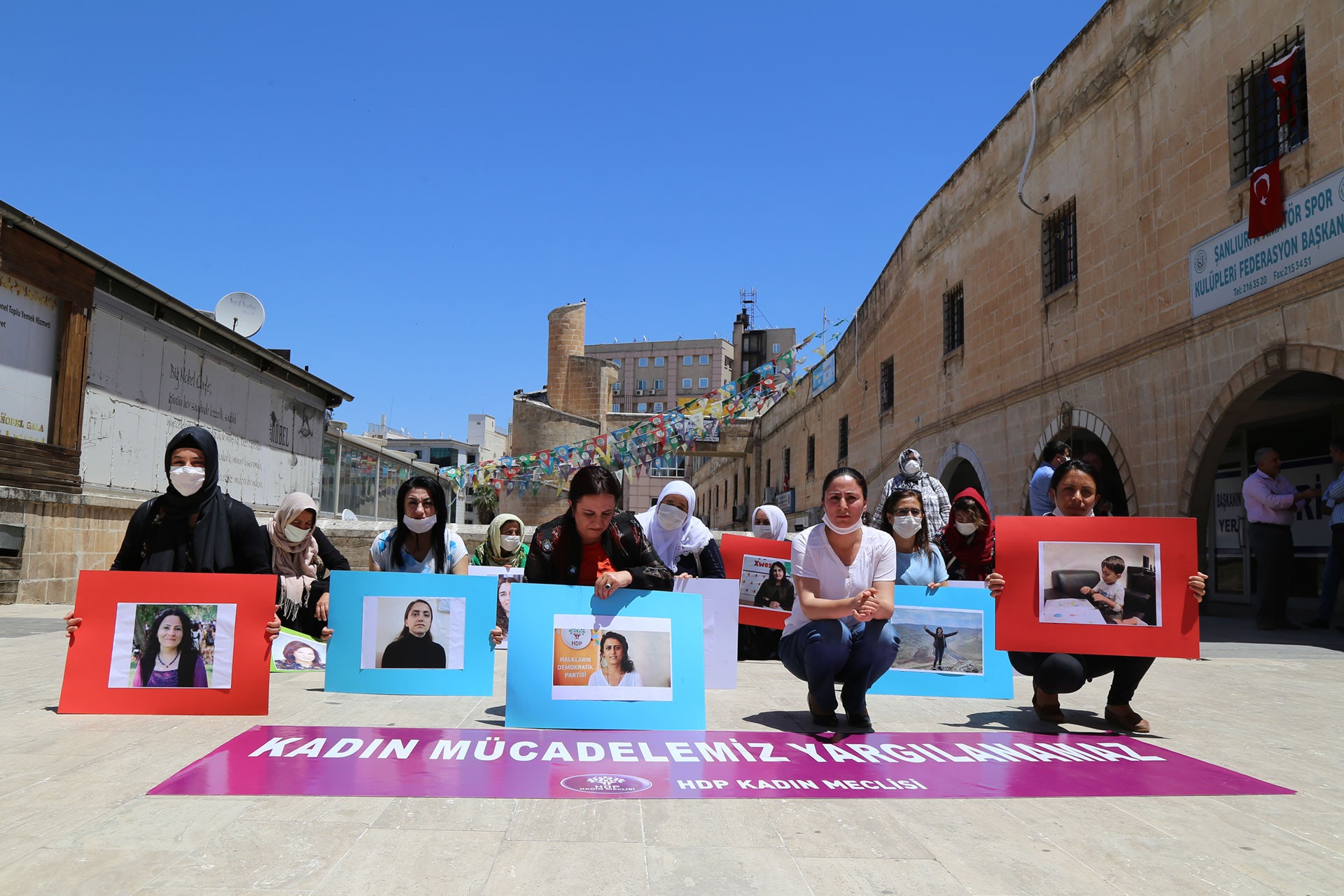 HDP Kadın Meclisi üyeleri oturma eylemi yapıyor