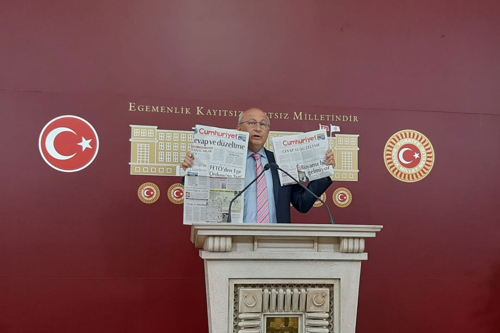 Utku Çakırözer, elinde Cumhuriyet gazetesi var