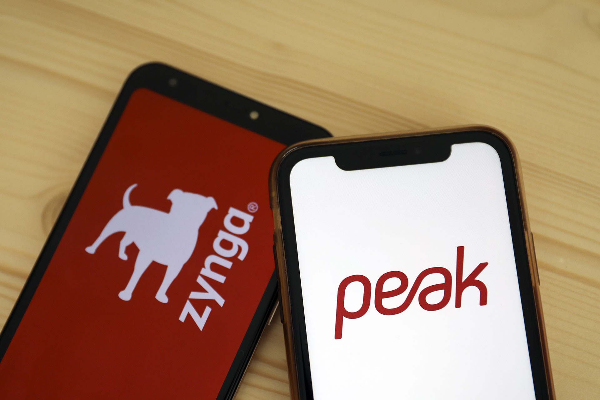 Zynga ve peak logolarının yer aldığı iki akıllı telefon yan yana koyulmuş.