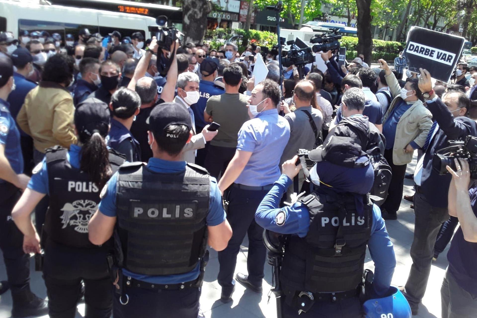 HDP grubu, 3 ismin milletvekilliğinin düşürülmesini Ankara'da protesto etti.