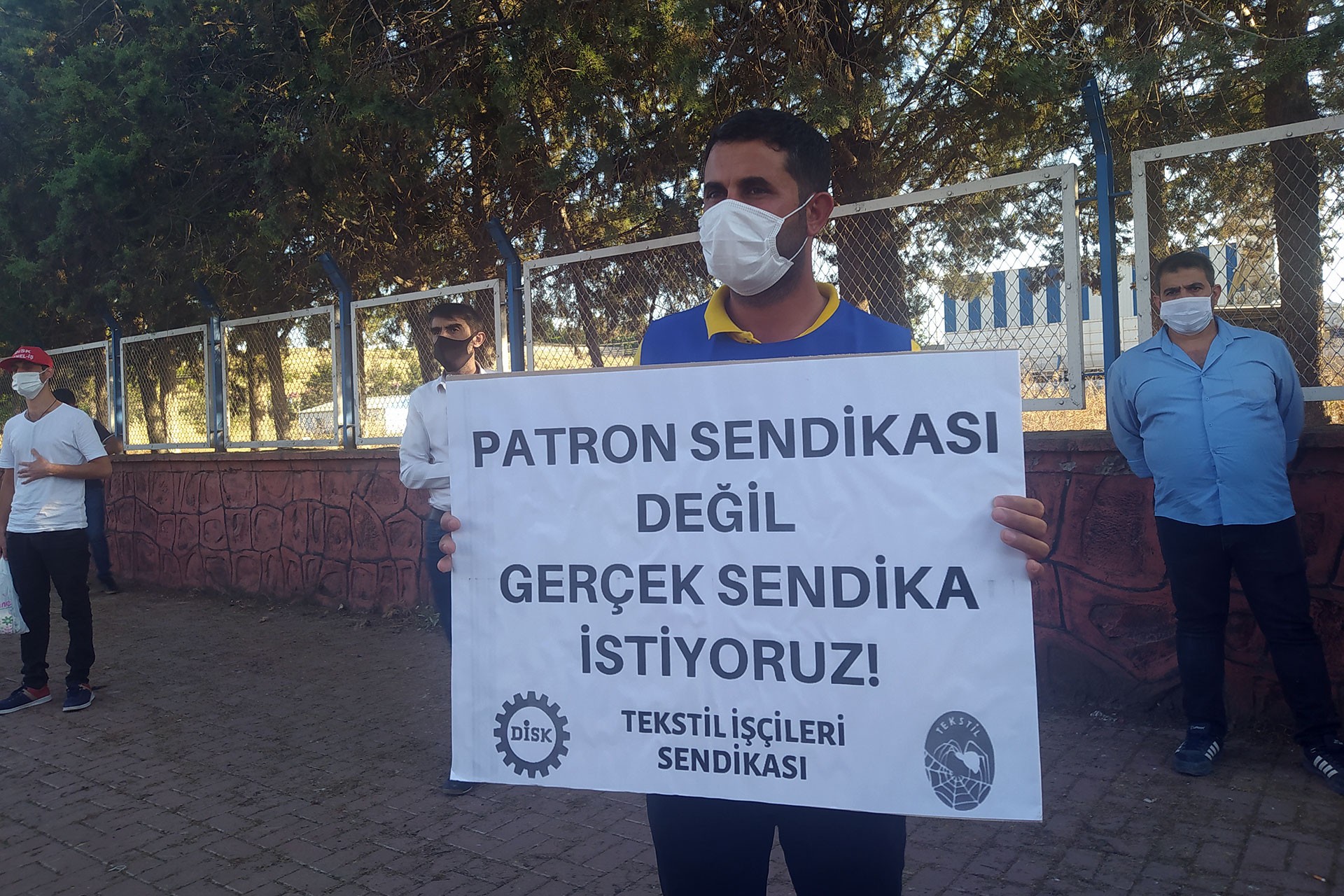 Patron sendikası değil gerçek sendika istiyoruz yazılı döviz tutan bir işçi