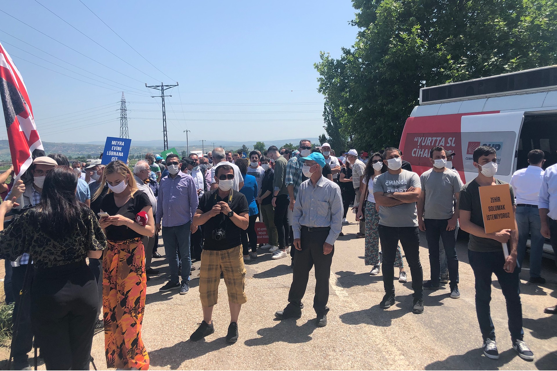 Bursa Kirazlıyayla köylüleri, yaşam alanlarını gasbetmek isteyen maden şirketine karşı jandarma engelini aşarak eylemlerini gerçekleştirdi.