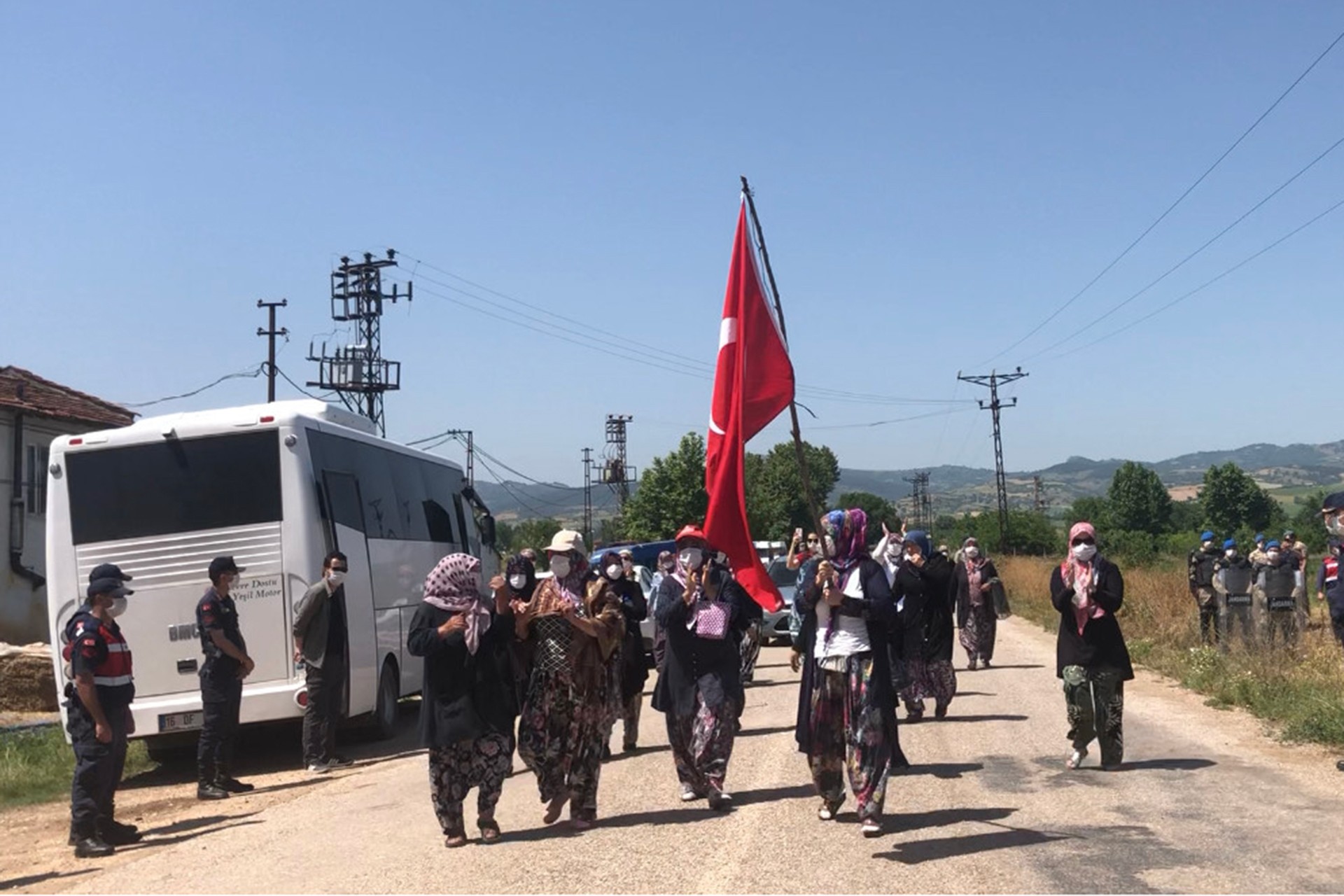 Bursa Kirazlıyayla köylüleri, yaşam alanlarını gasbetmek isteyen maden şirketine karşı jandarma engelini aşarak eylemlerini gerçekleştirdi.