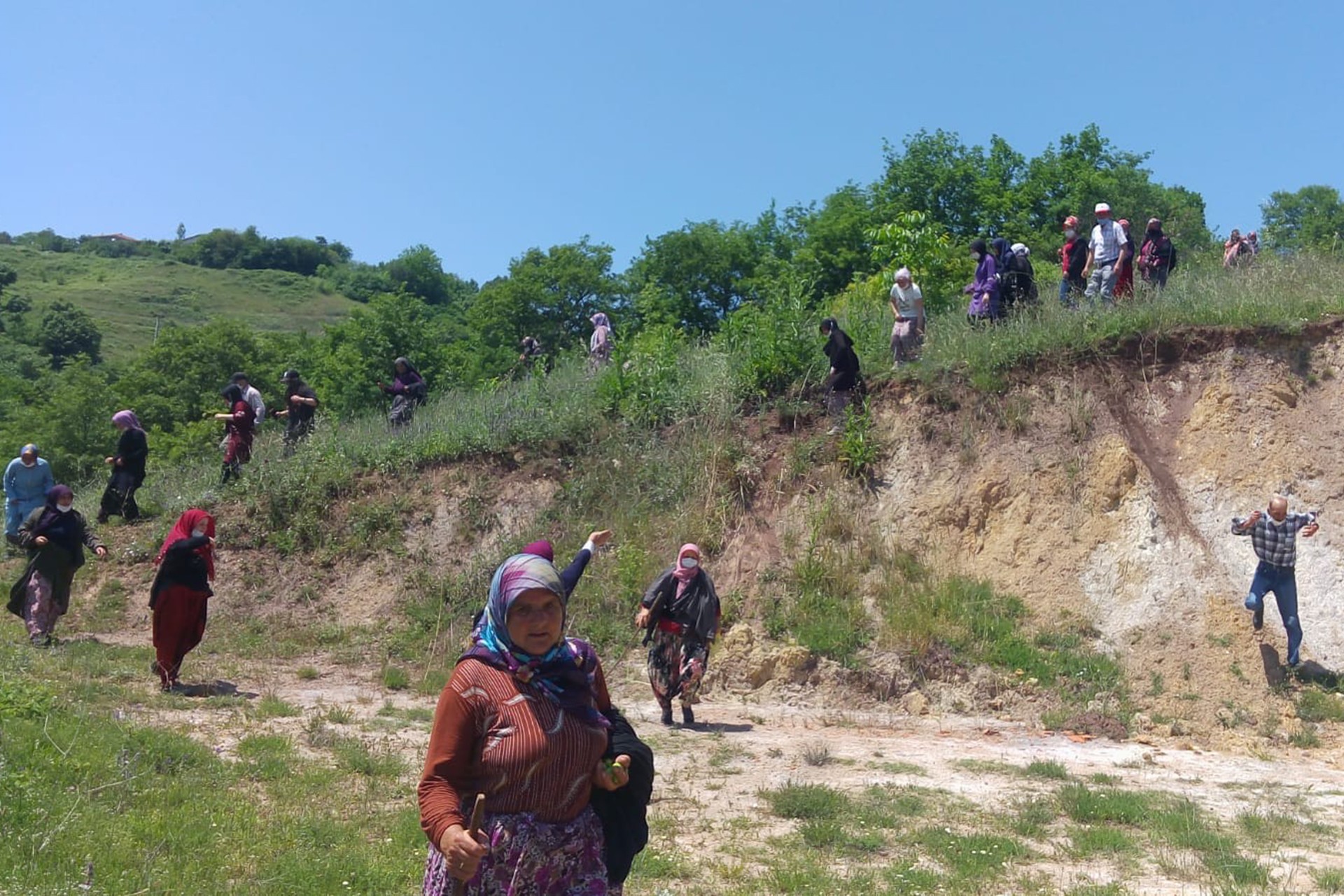 Bursa Kirazlıyayla köylüleri, yaşam alanlarını gasbetmek isteyen maden şirketine karşı jandarma engelini aşarak eylemlerini gerçekleştirdi.