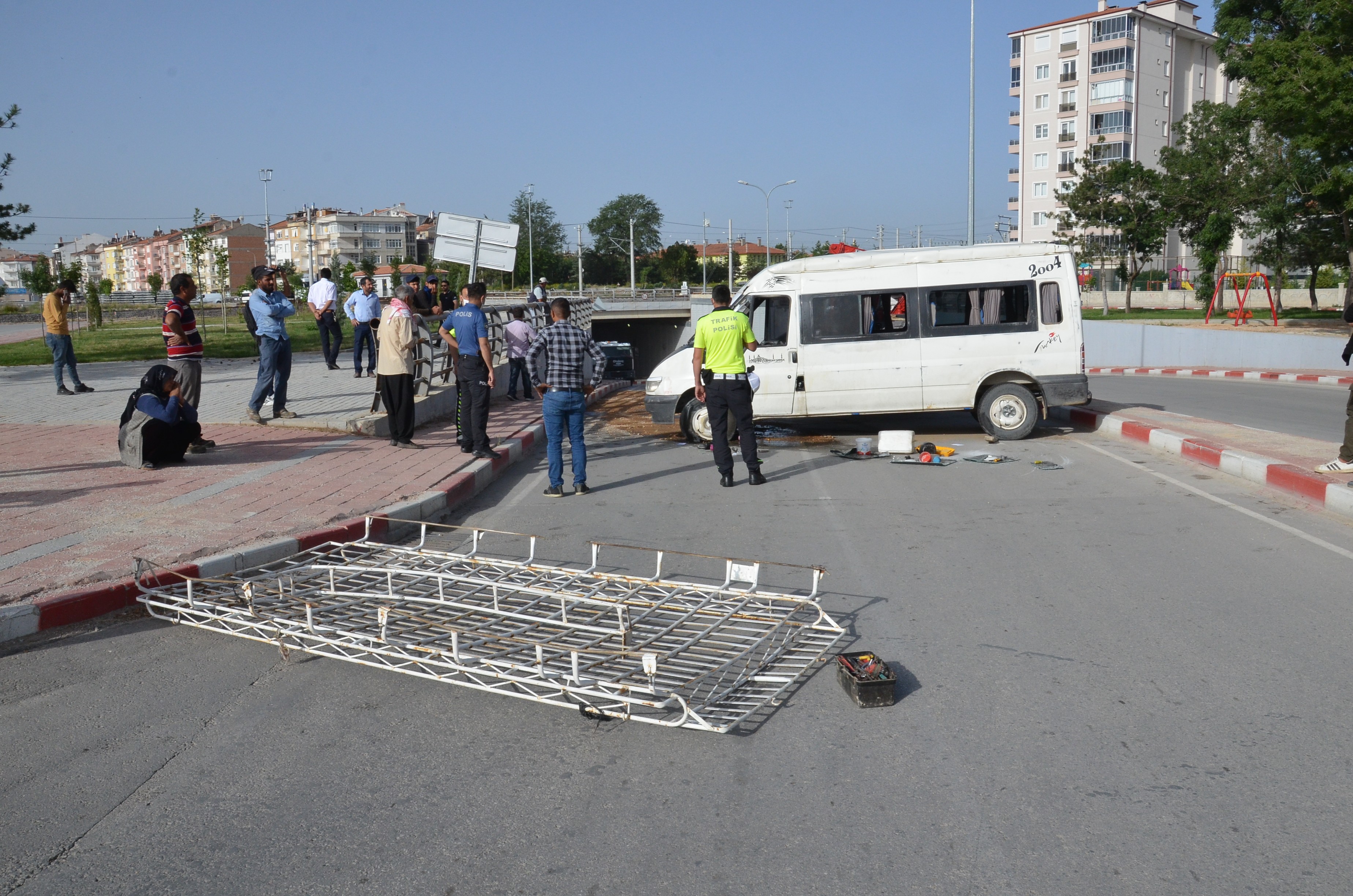 kaza yapmış minibüsün etrafında duran kişiler