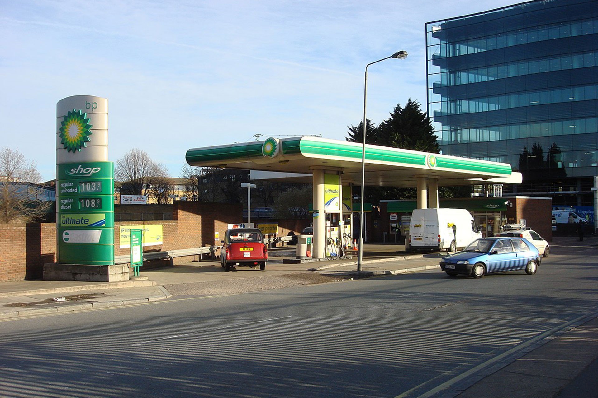 British Petrol (BP) akaryakıt istasyonu