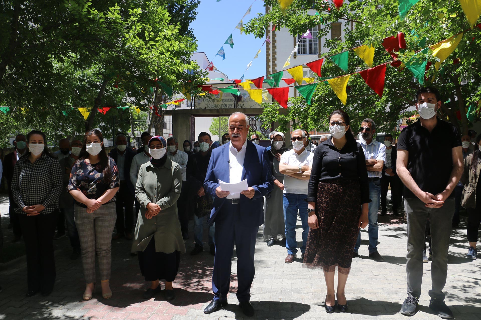 HDP Van İl Örgütü, kentte iki dönem boyunca belediyeleri yöneten kayyumların yolsuzluk ve usulsüzlüklerine ilişkin bir rapor açıkladı.