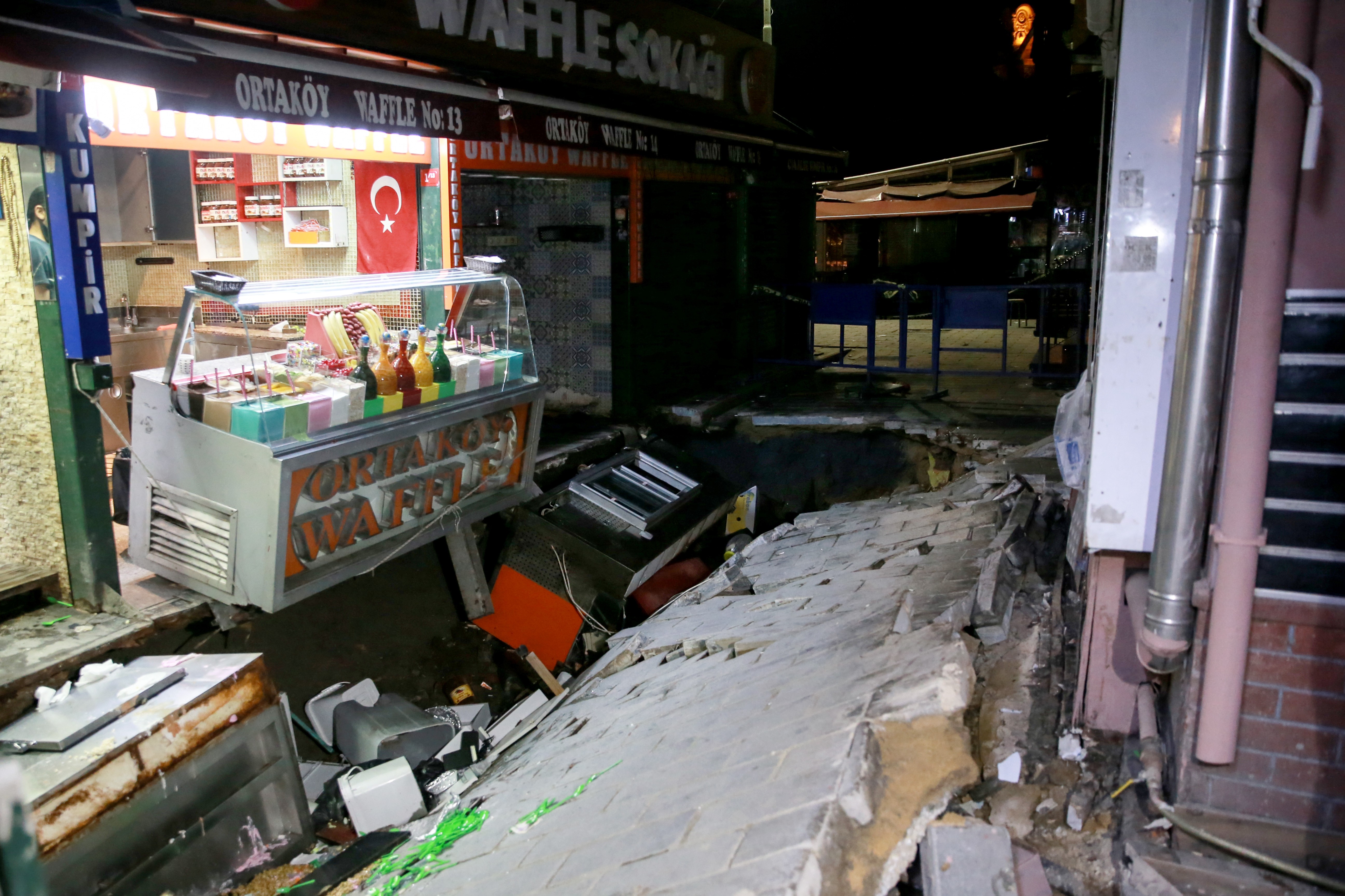 ortaköy'de çöken yol