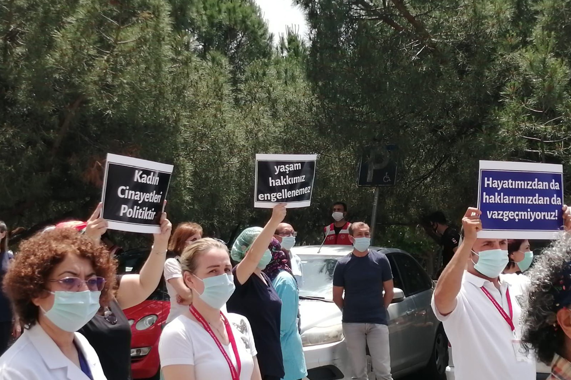 İstanbul Maltepe'de sağlık çalışanı Ayşegül Aktürk'ün kendisine ilişki teklifinde bulunan Muhammet E'yi reddettiği gerekçesiyle öldürülmesinin ardından sağlık emekçileri protesto eylemi yaptı.