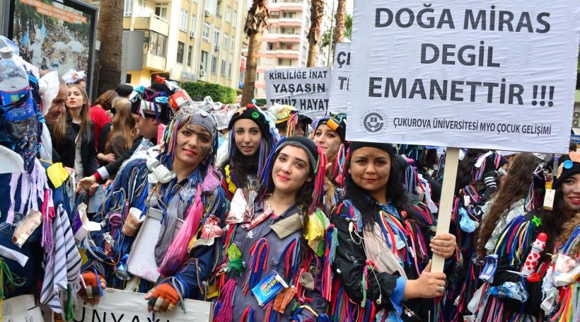 Portakal Çiçeği Karnavalı'nda 90 bin kişi yürüdü