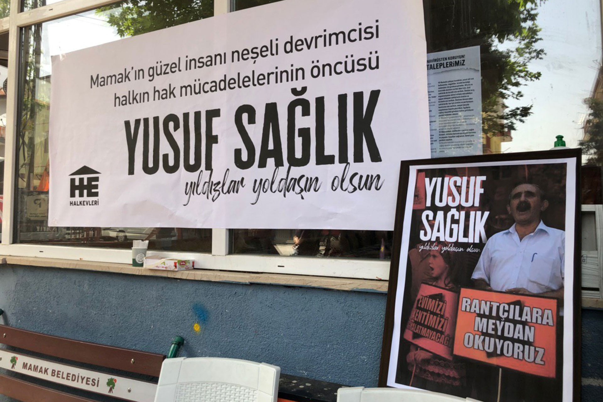 Yusuf Sağlık için hazırlanmış pankart ve çerçeve.