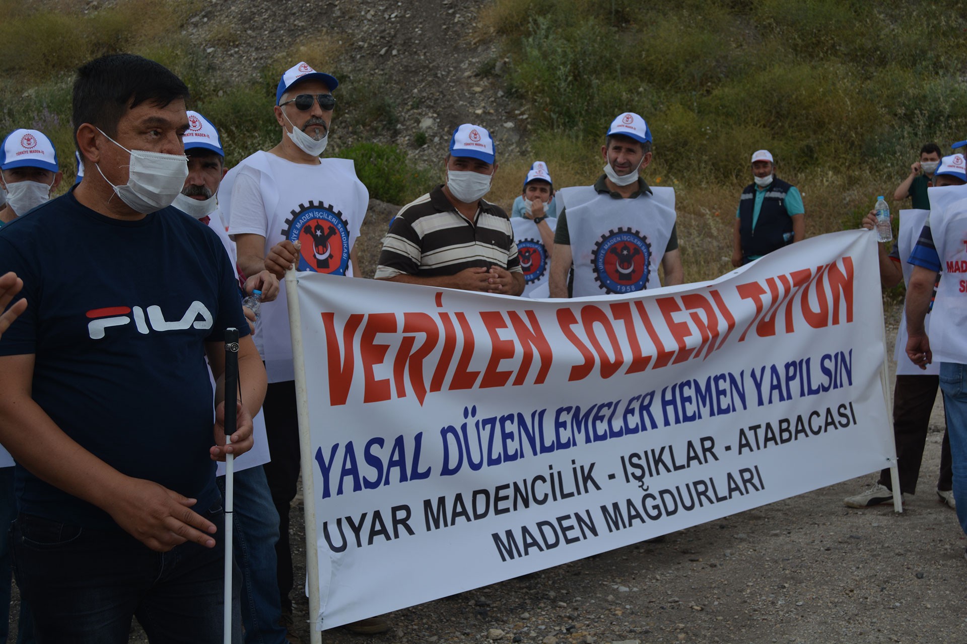 Verilen sözleri tutun pankartı arkasında duran maden işçileri