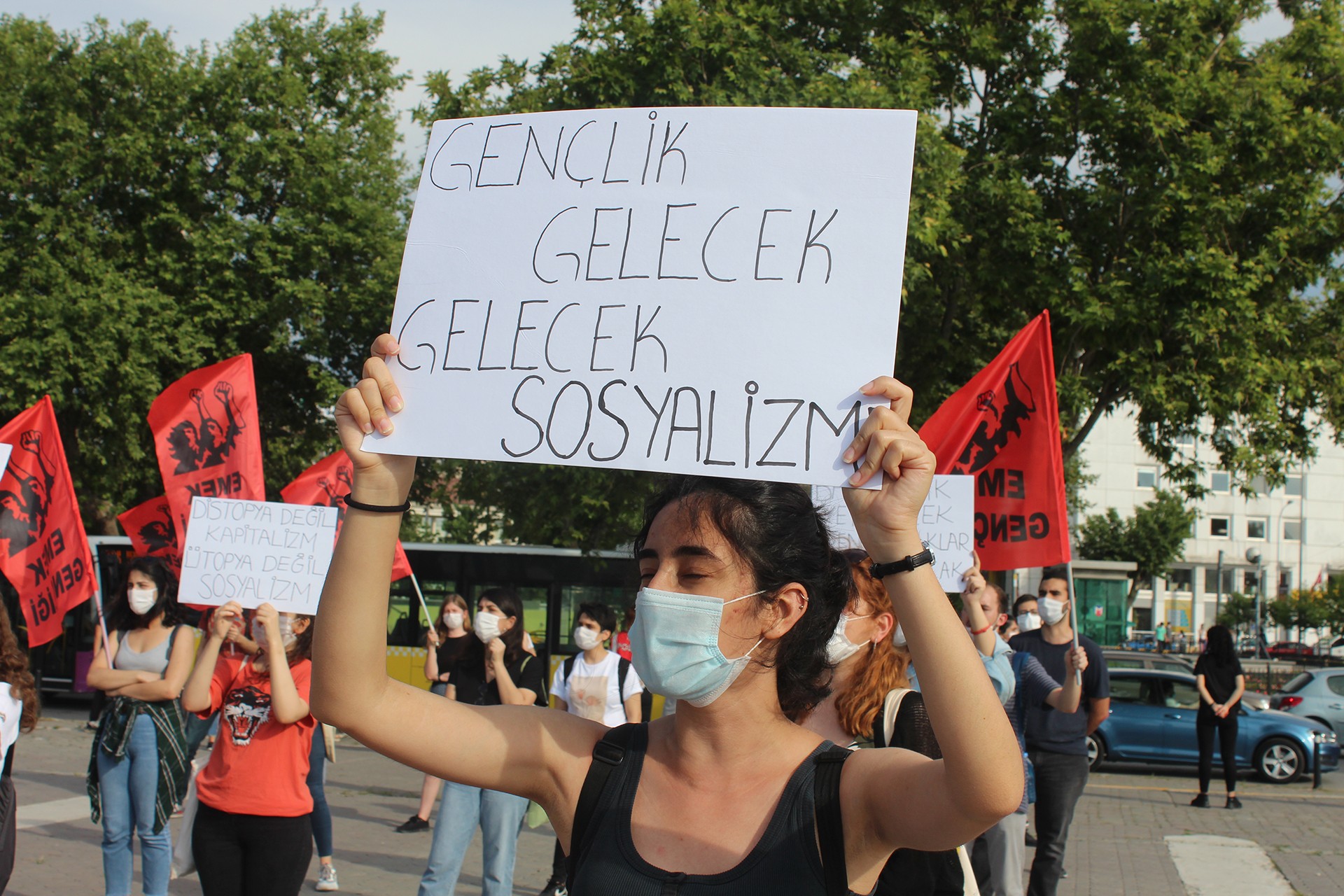 İstanbul Emek Gençliği, Kadıköy Rıhtım’da düzenlediği açıklamayla Amerika’da ırkçılığa karşı mücadele eden halklarla dayanışma içinde olduğunu belirtti.