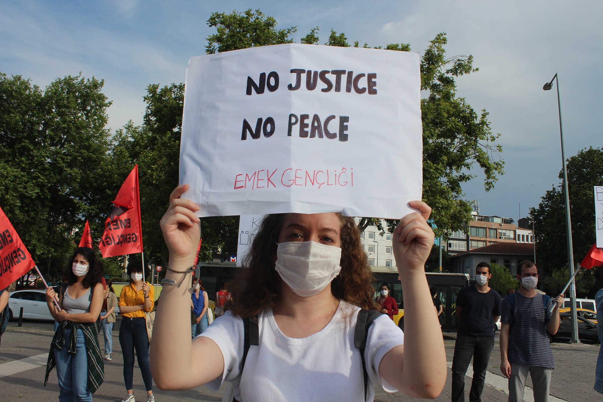 İstanbul Emek Gençliği, Kadıköy Rıhtım’da düzenlediği açıklamayla Amerika’da ırkçılığa karşı mücadele eden halklarla dayanışma içinde olduğunu belirtti.