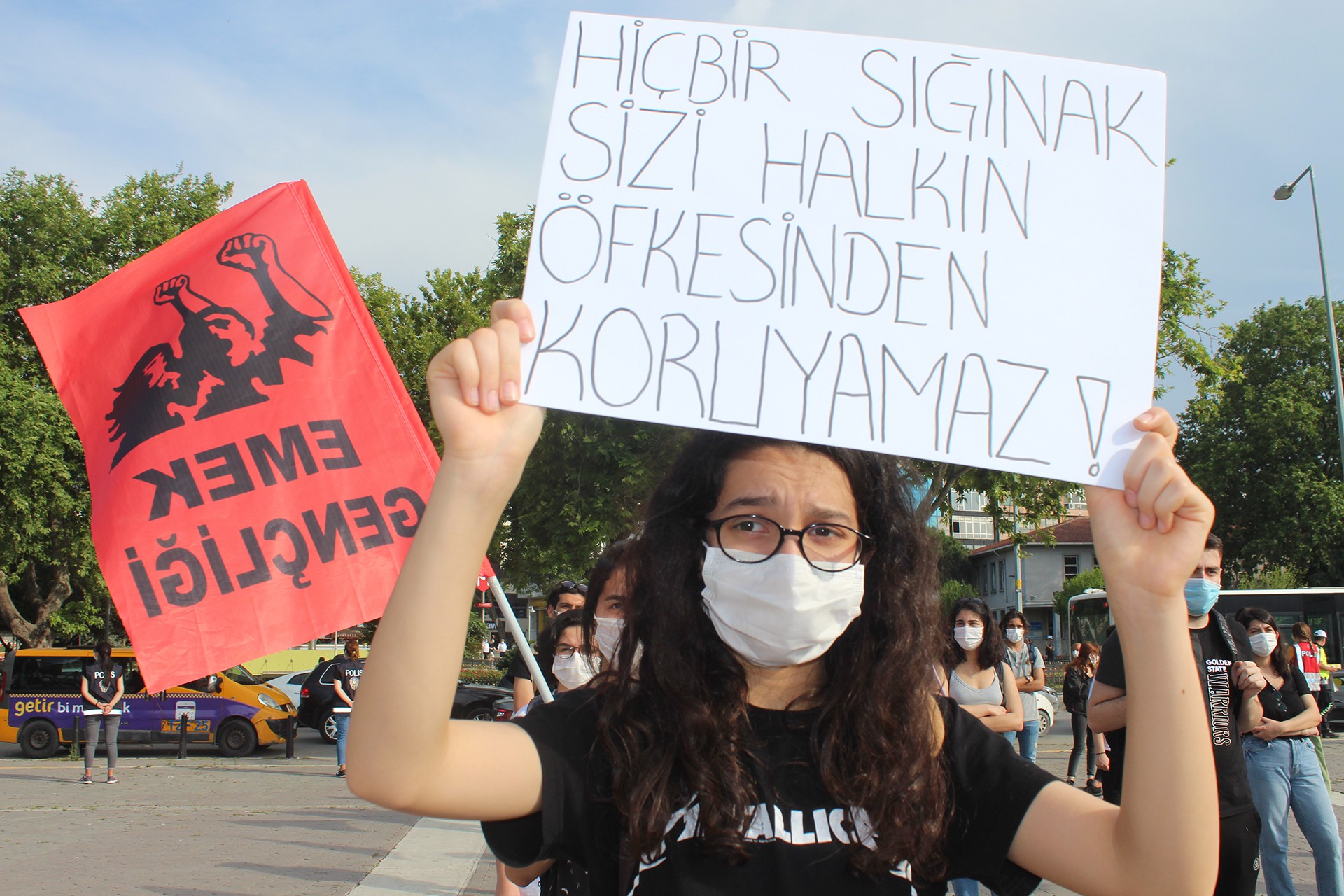 İstanbul Emek Gençliği, Kadıköy Rıhtım’da düzenlediği açıklamayla Amerika’da ırkçılığa karşı mücadele eden halklarla dayanışma içinde olduğunu belirtti.