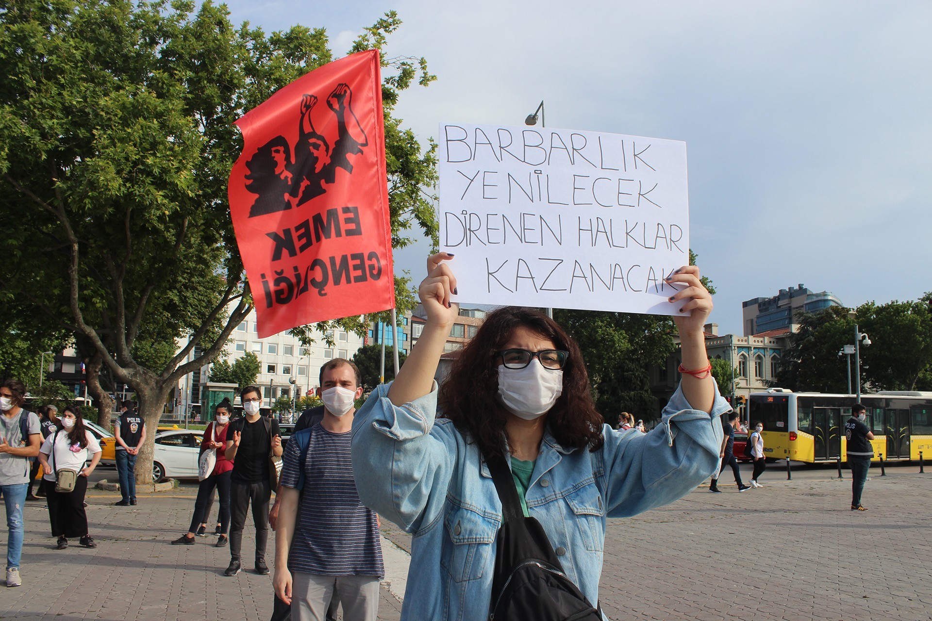 İstanbul Emek Gençliği, Kadıköy Rıhtım’da düzenlediği açıklamayla Amerika’da ırkçılığa karşı mücadele eden halklarla dayanışma içinde olduğunu belirtti.