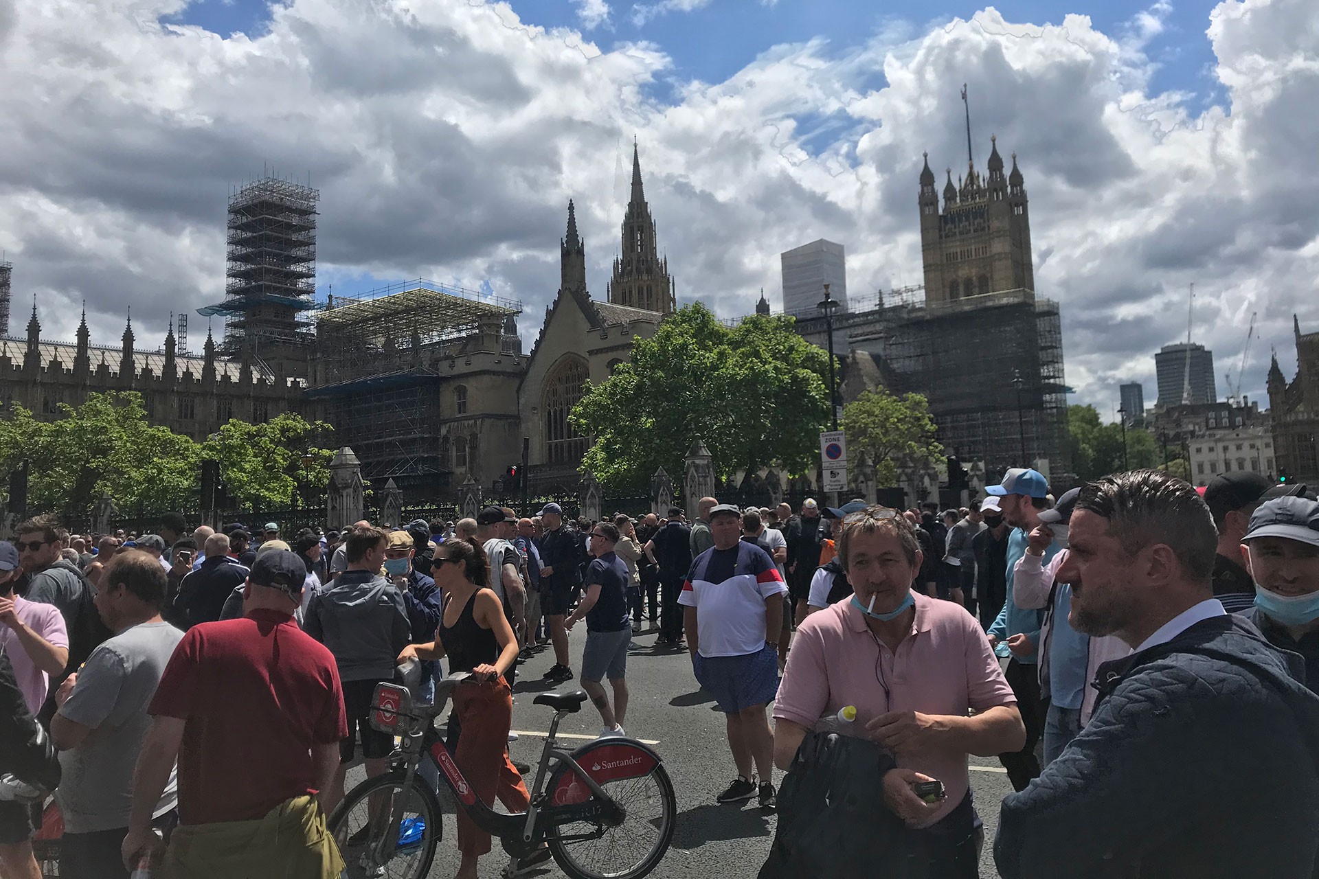 Londra'da toplanan ırkçılar.