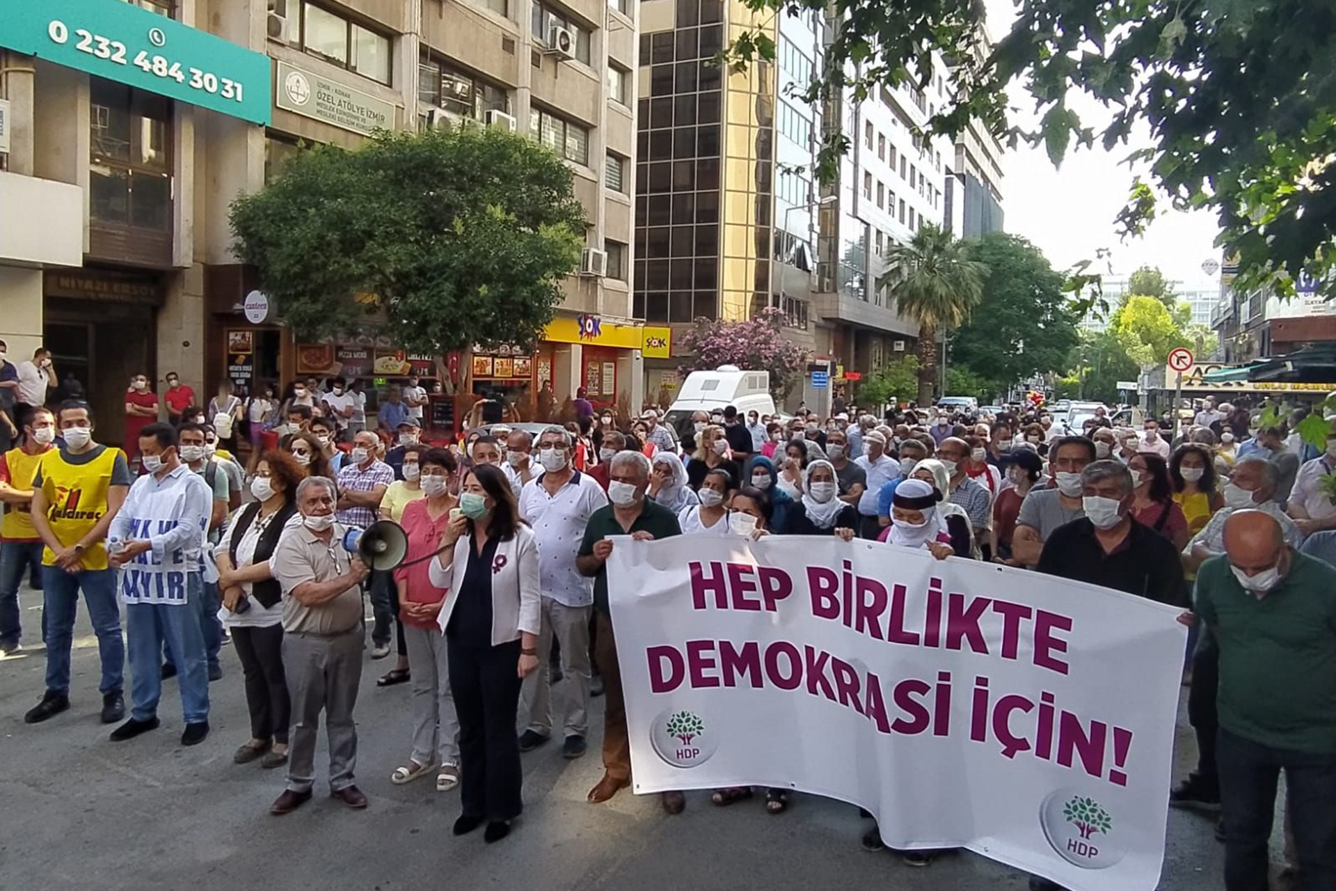 HDP'nin 'Darbeye Karşı Demokrasi Yürüyüşü'nün İzmir kolu yola çıktı.