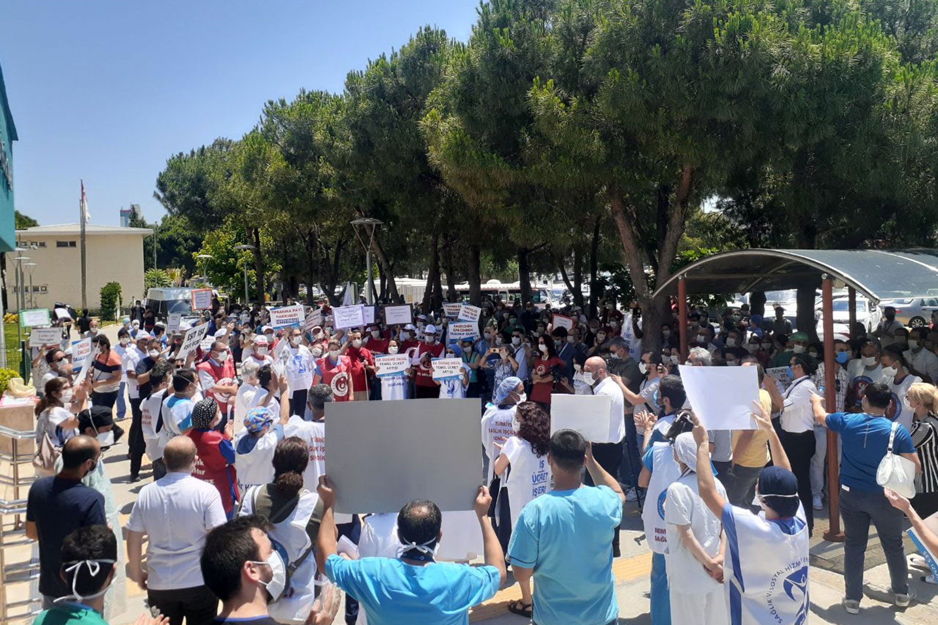 Dokuz Eylül Hastanesi sağlık çalışanları sendika ve odalarla ek ödemelerdeki kesintilerle karşı basın açıklaması yaptı. 