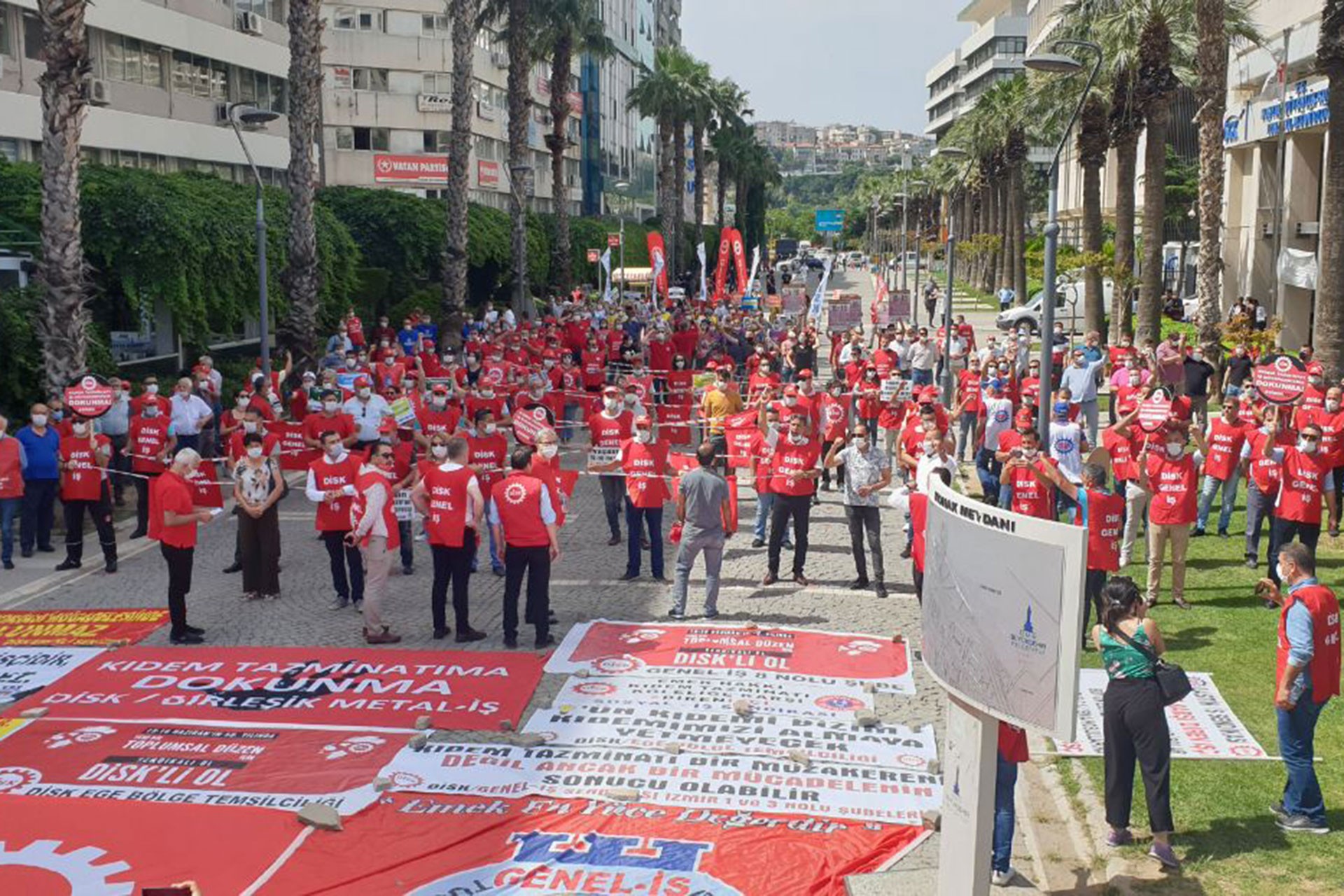 DİSK Ege Bölge Temsilciliği 15-16 Haziran direnişi dolayısıyla Konakta kitlesel basın açıklaması düzenledi