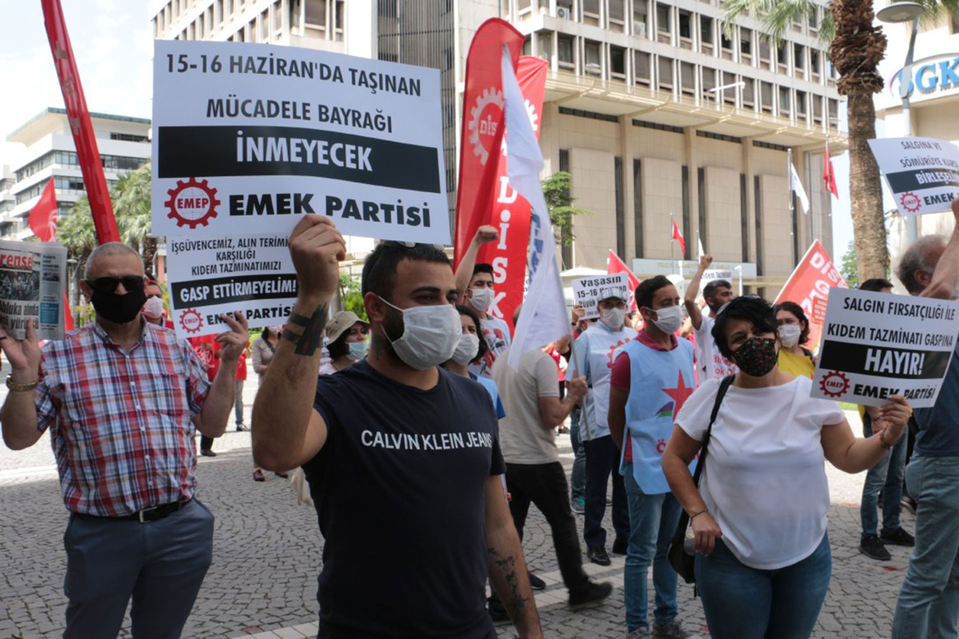 DİSK Ege Bölge Temsilciliği 15-16 Haziran direnişi dolayısıyla Konakta kitlesel basın açıklaması düzenledi