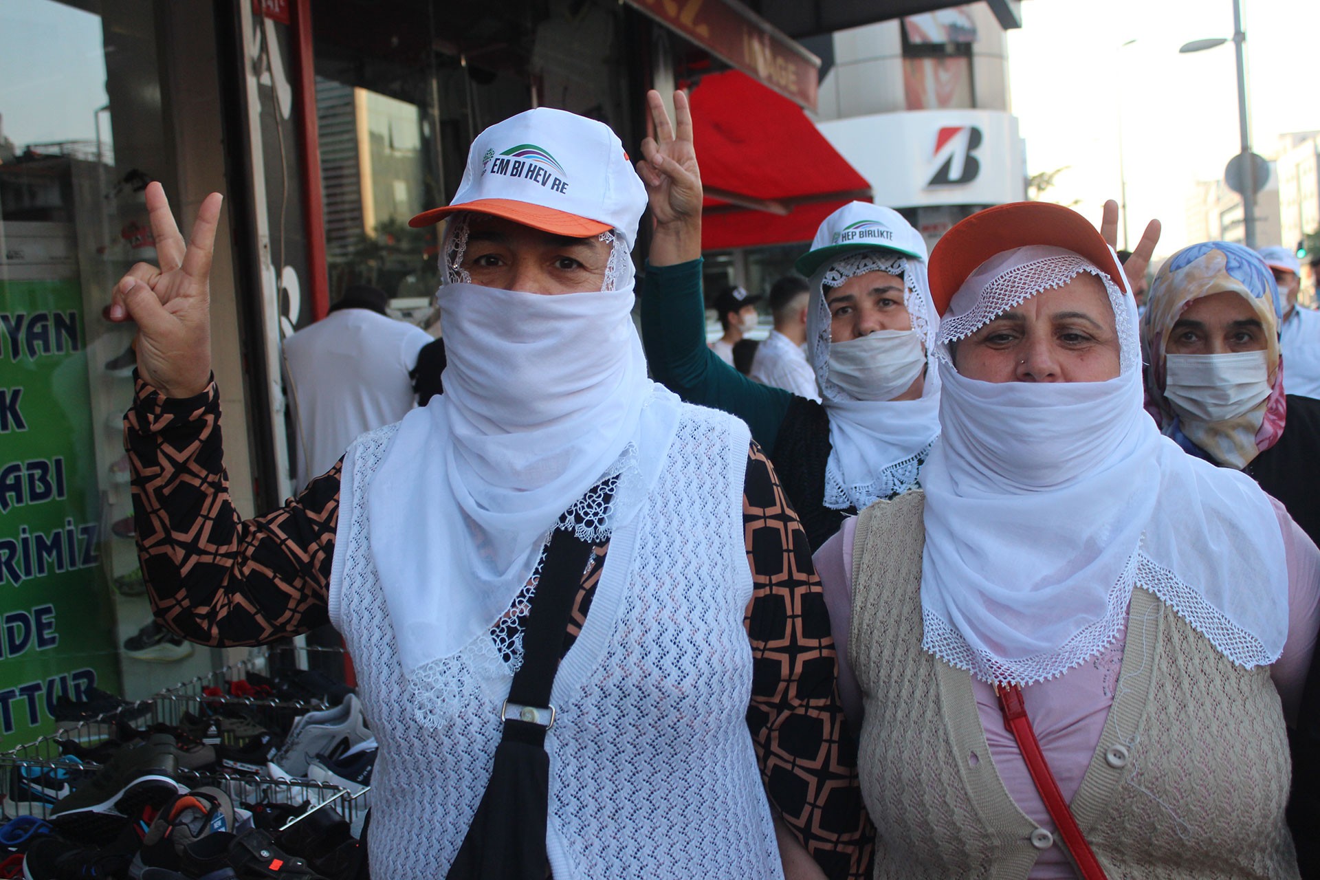 HDP'li kadınlar zafer işareti yapıyor