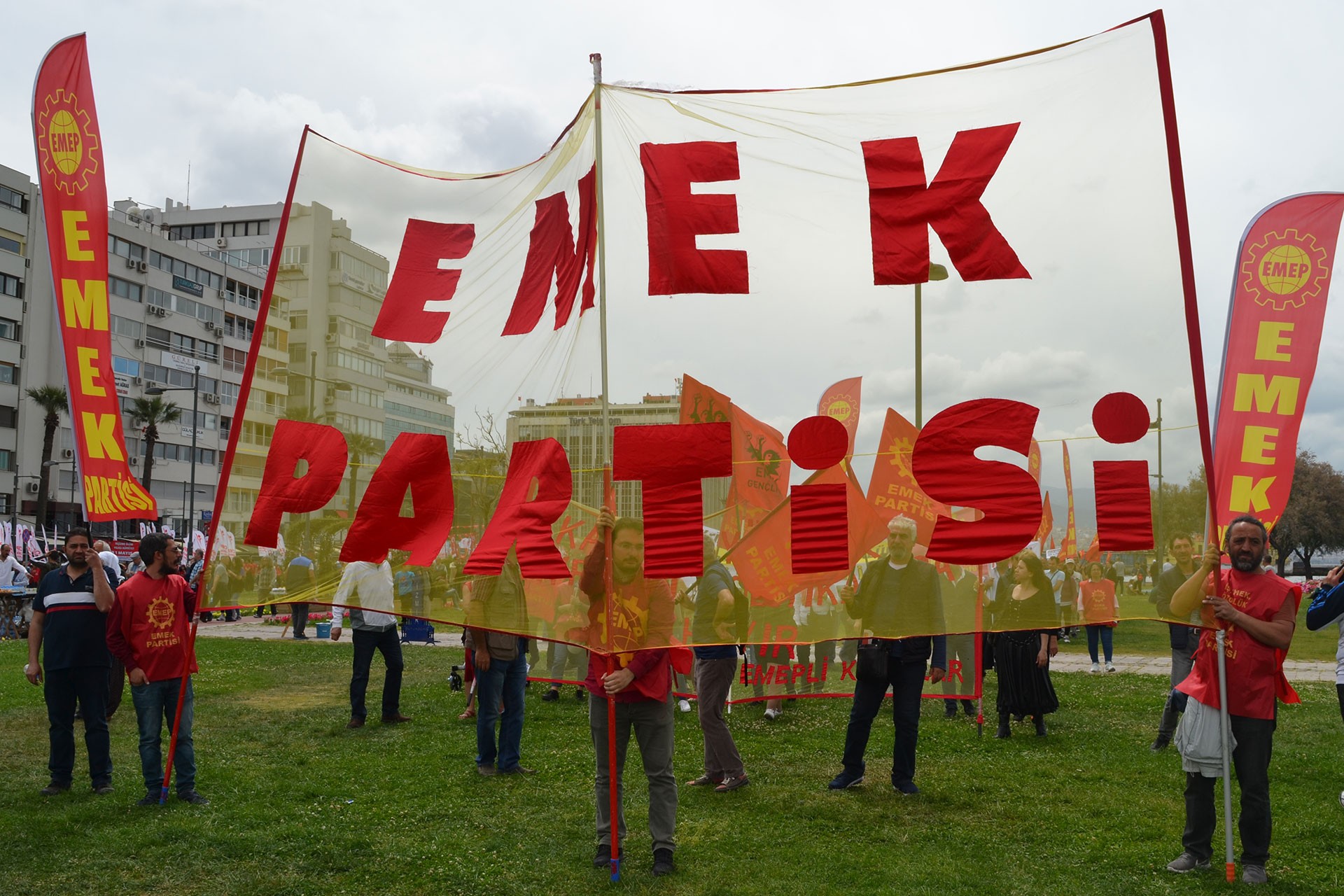 İzmir'de eylem alanında taşınan Emek Partisi yazılı pankart