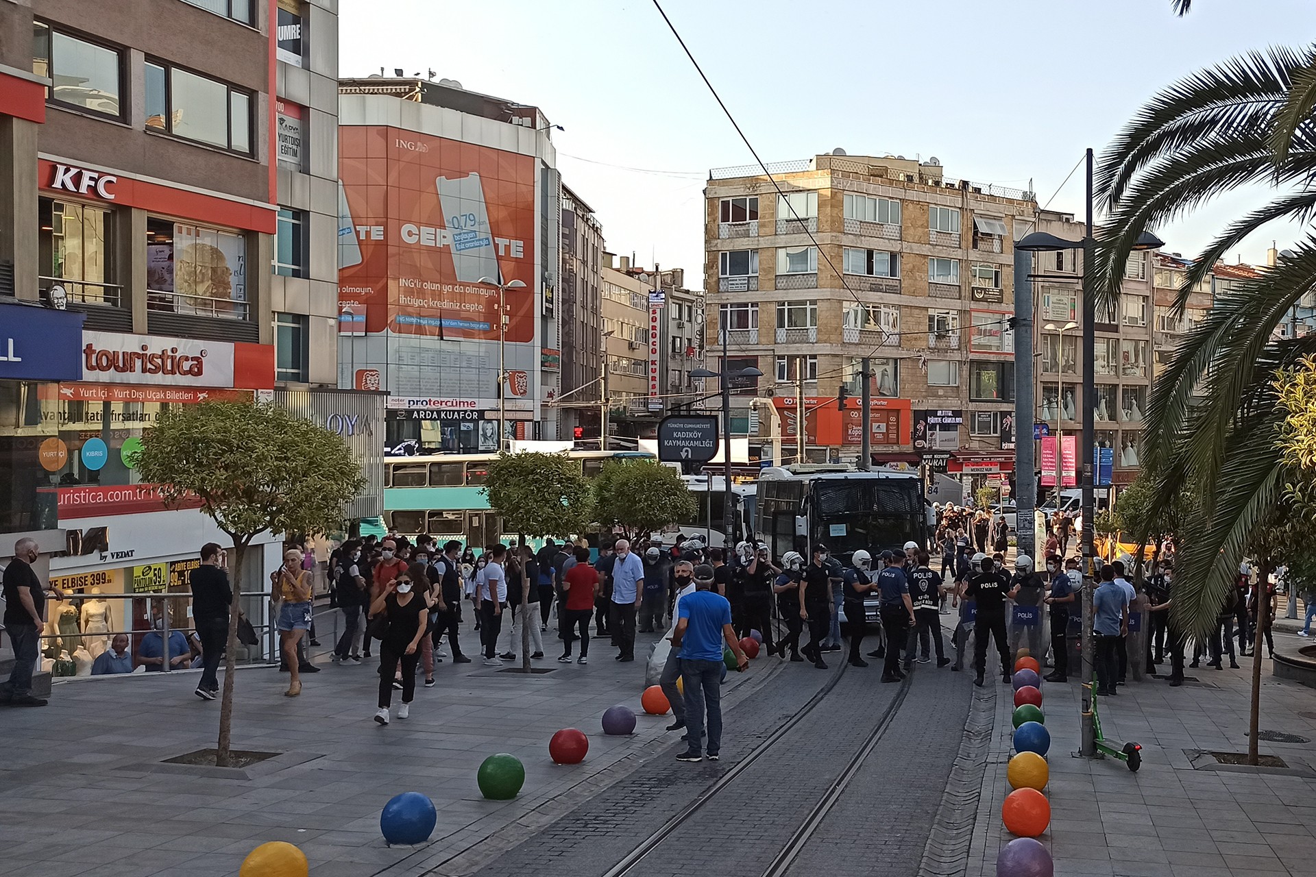 Boğa heykeli önüne polis barikatı kuruldu