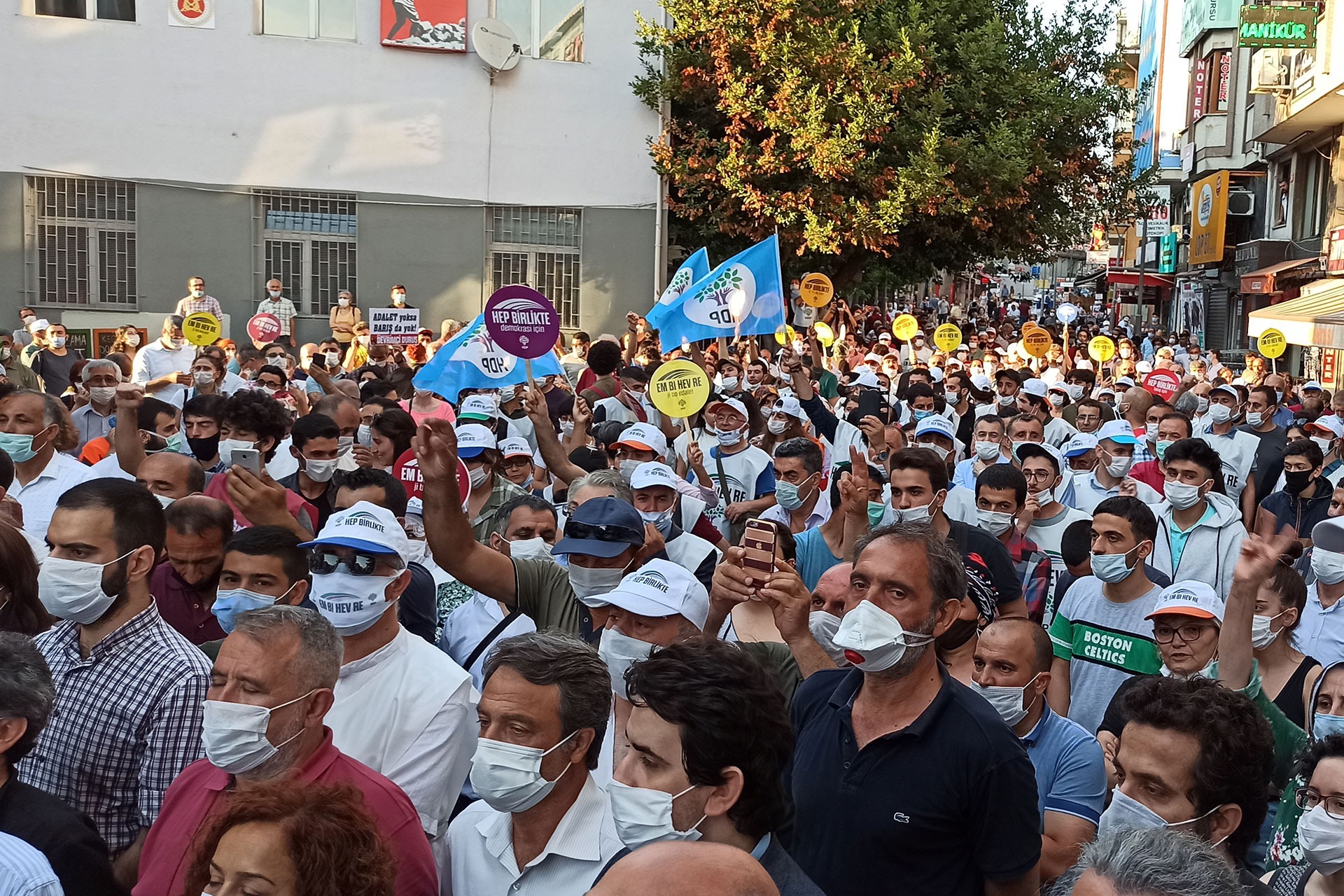 Kadıköy'de HDP binası önünde toplanan yüzlerce kişi.