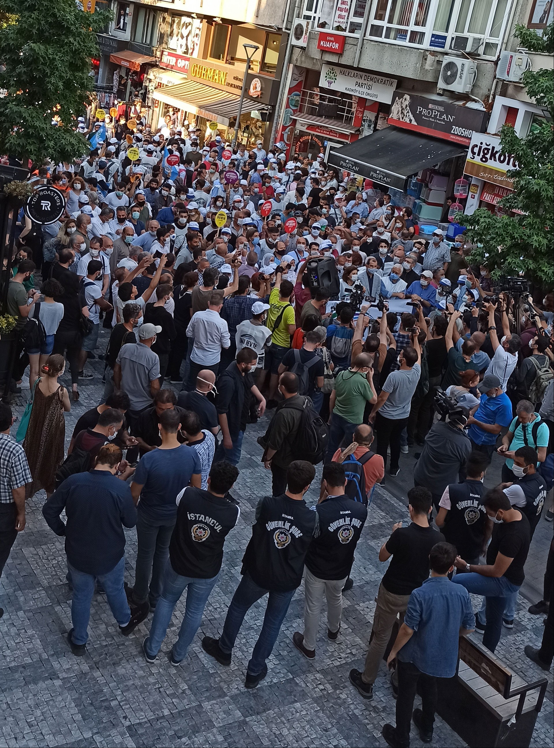 Kadıköy'de HDP binası önünde toplanan yüzlerce kişi.