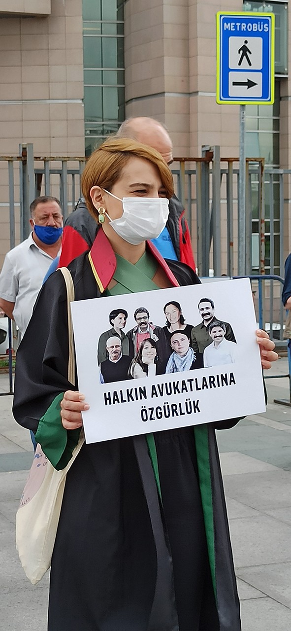 Halkın avukatlarına özgürlük yazılı görsel taşıyan avukat