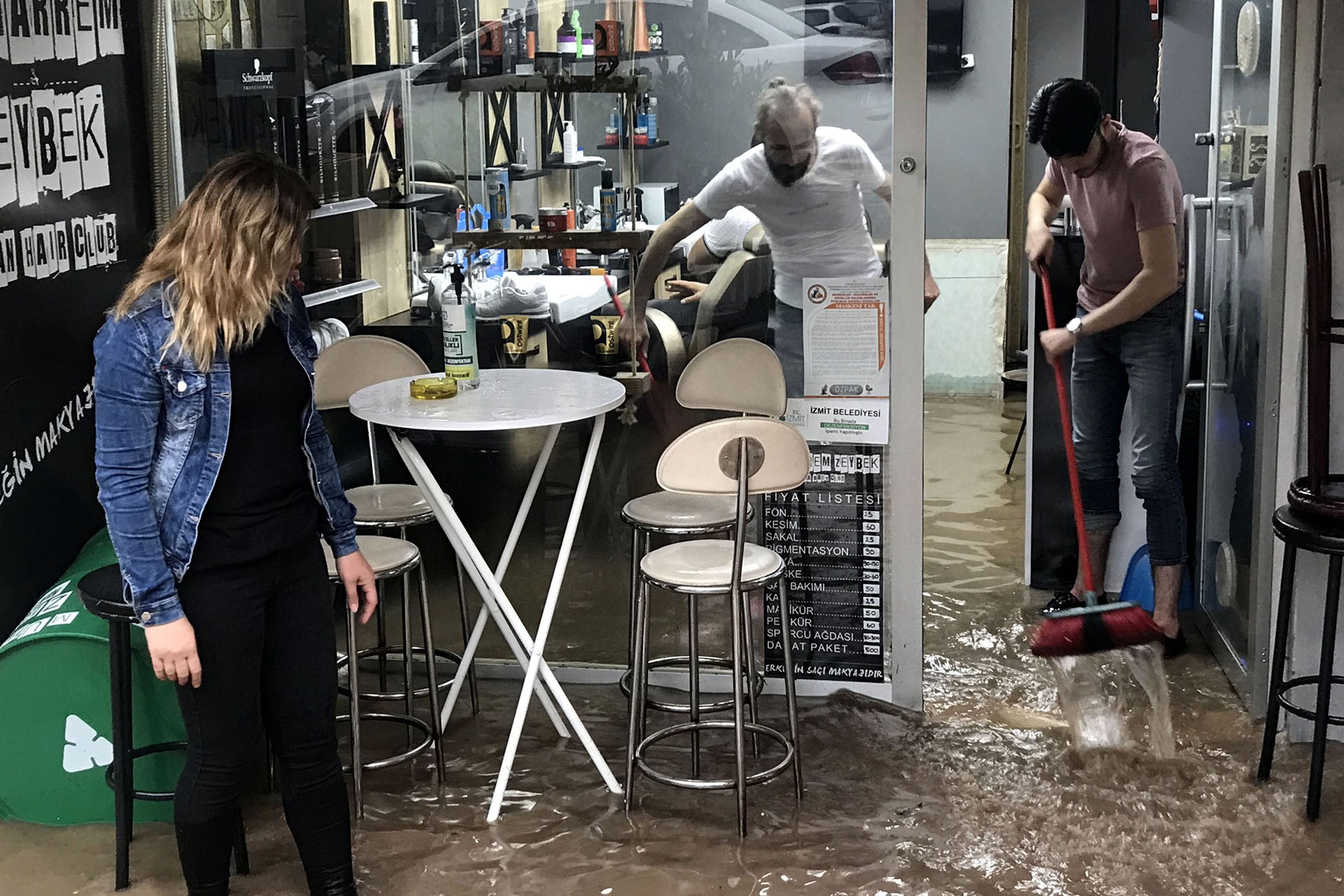 Su basan işyerini temizleme çalışması