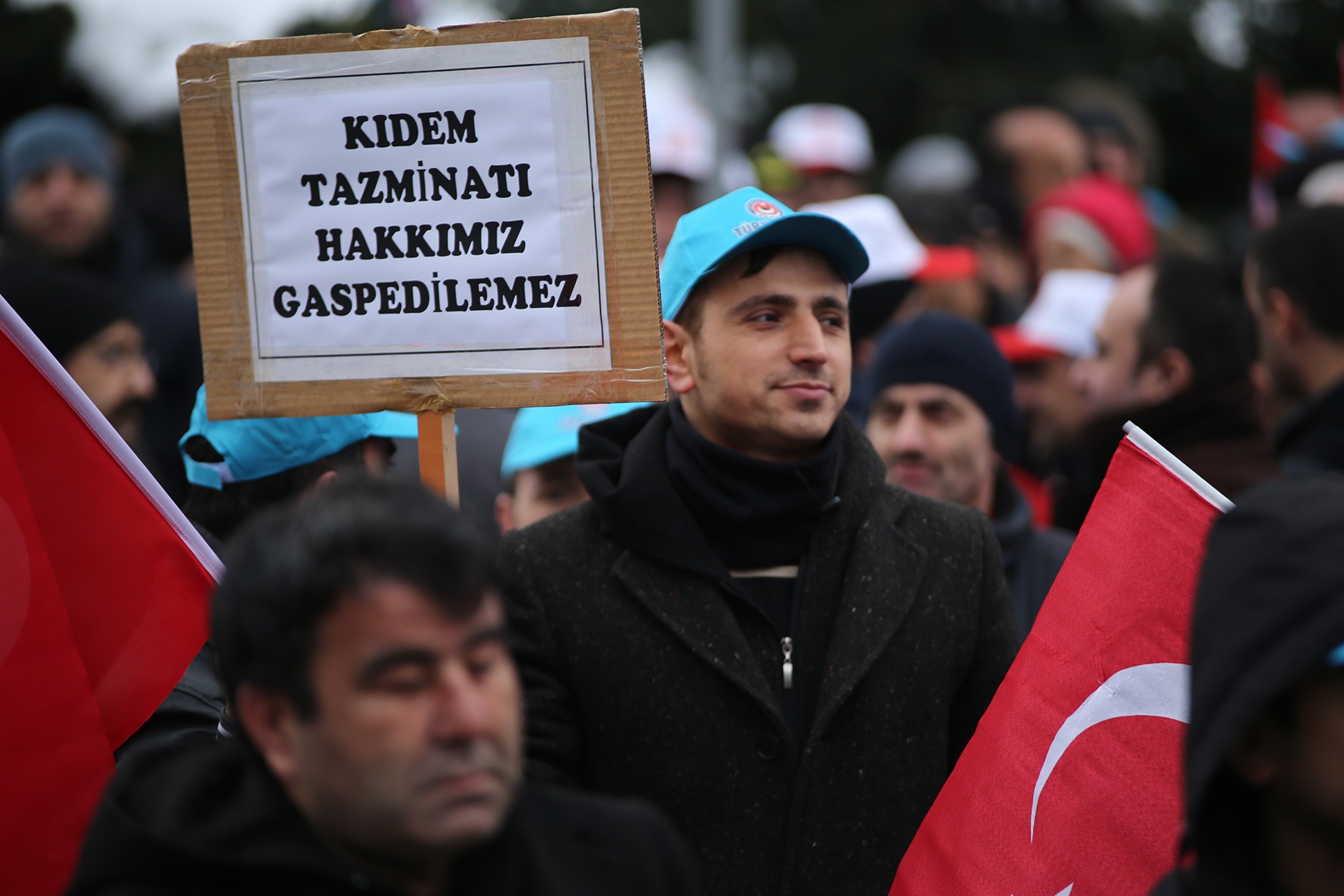 İşçi eyleminde kıdem tazminatına ilişkin dövizler taşıyan işçiler.