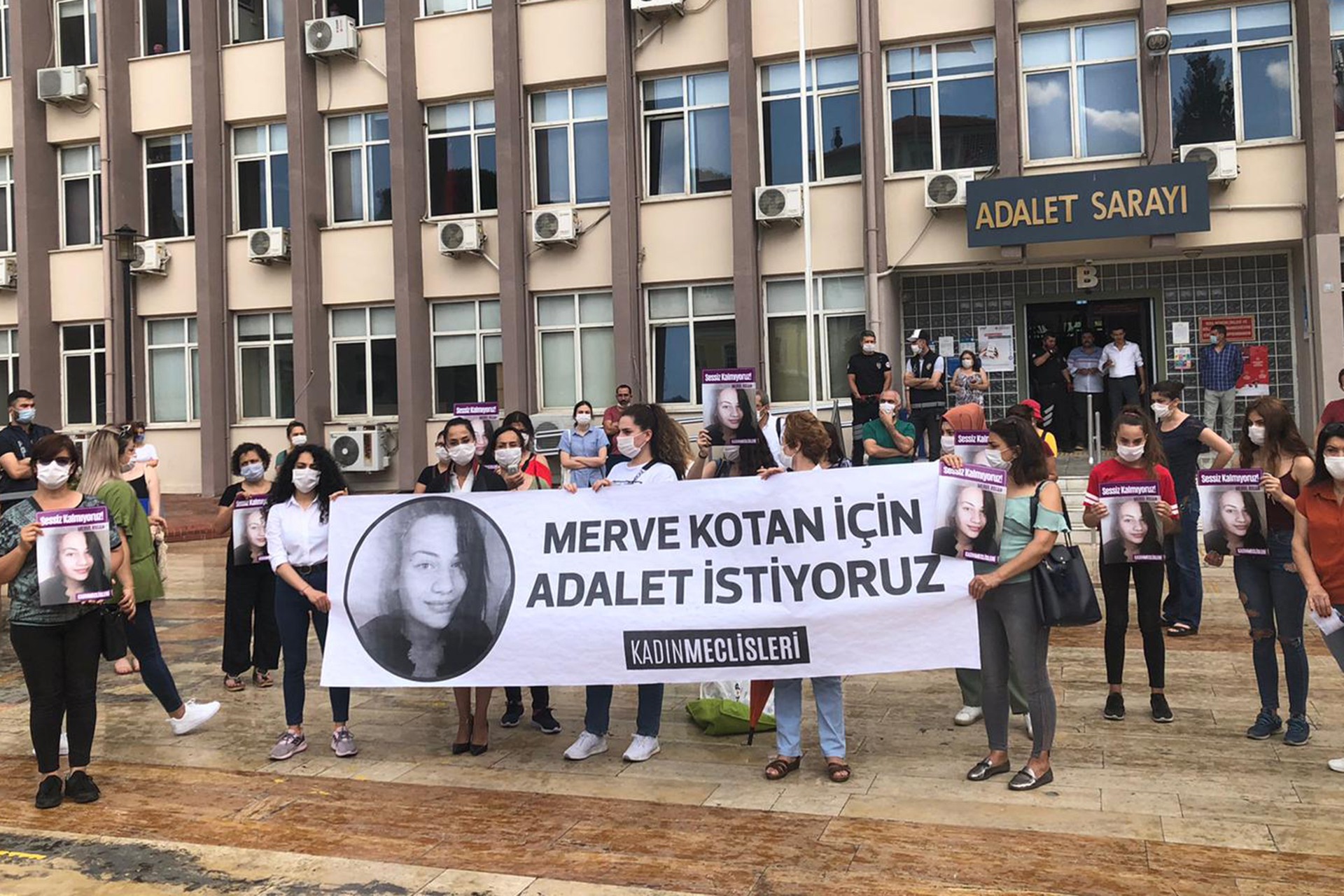 Kadın Meclisleri adliye önünde basın açıklaması düzenliyor