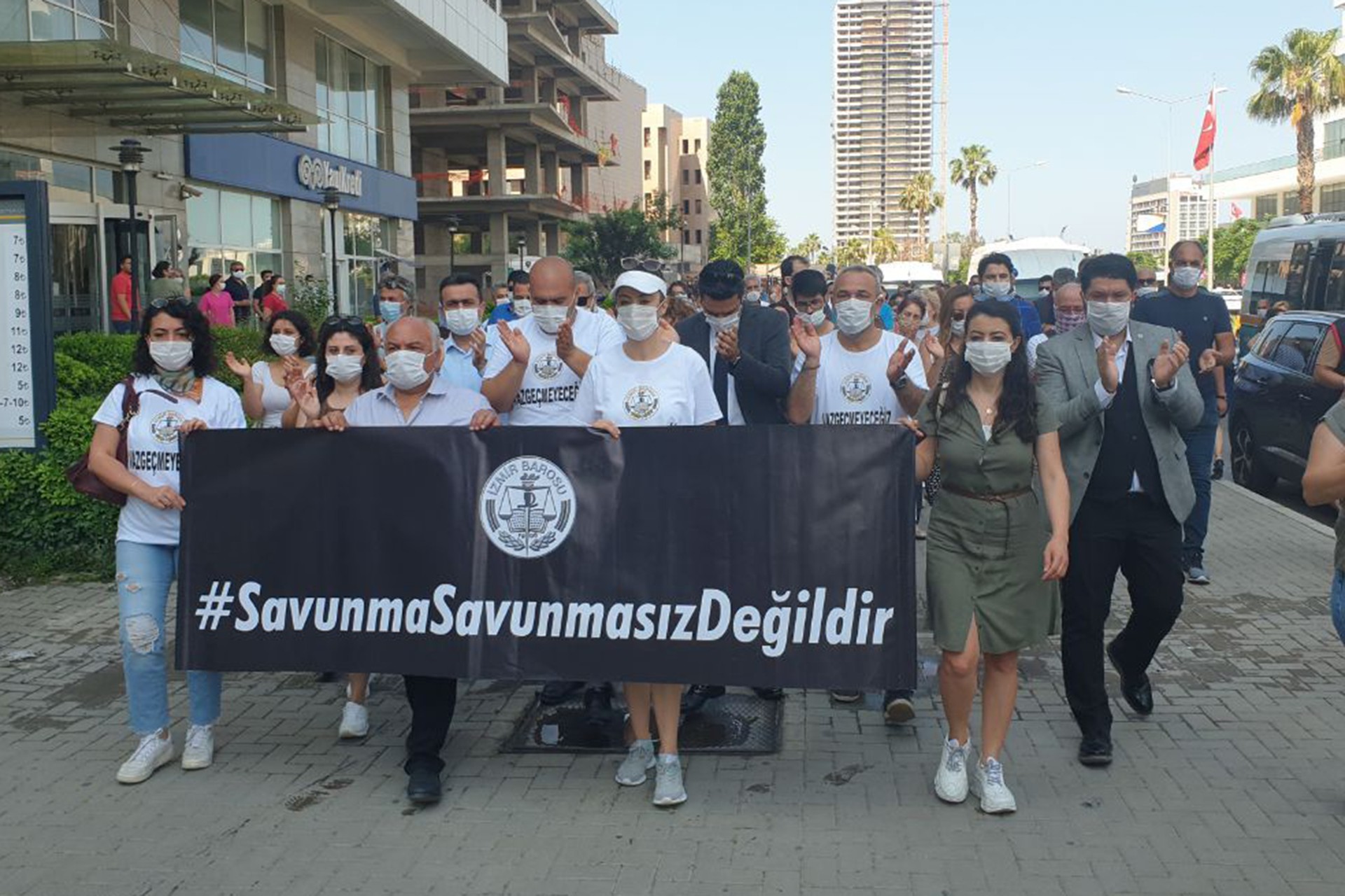 İzmir Barosu Başkanı Özkan Yücel, Bayraklı Adliyesi önünde yaptığı açıklama sonrası Savunma Yürüyüşü'ne başladı.