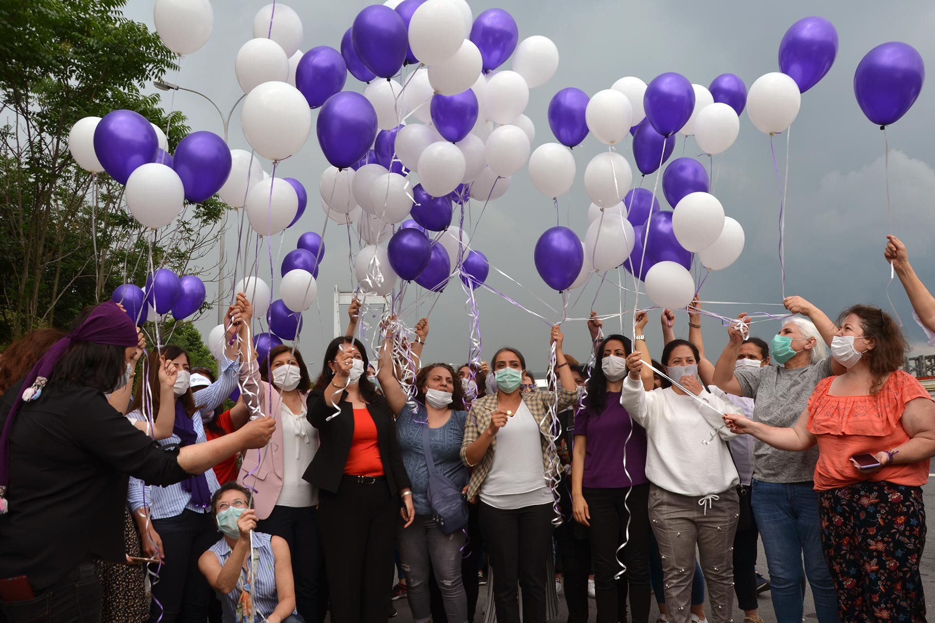 HDP'liler balon uçururken