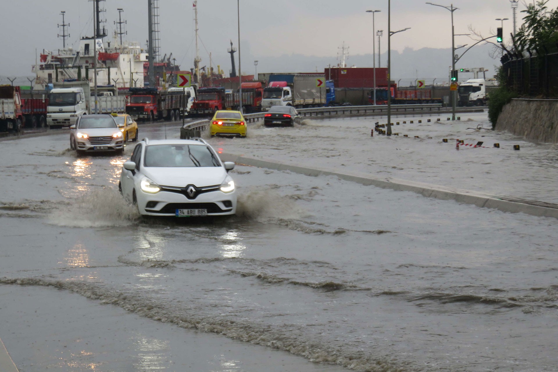 Üsküdar'da su basan otoyol