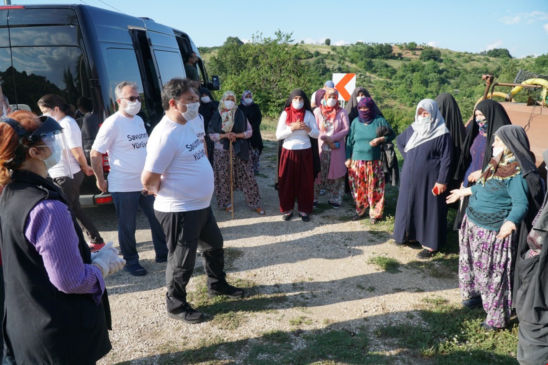 Ankara'ya yürüyen Bursa Barosu Başkanı ve üyelerinin madene karşı direnen Kirazlıyayla köylülerini ziyareti, jandarma tarafından engellenmek istendi. 