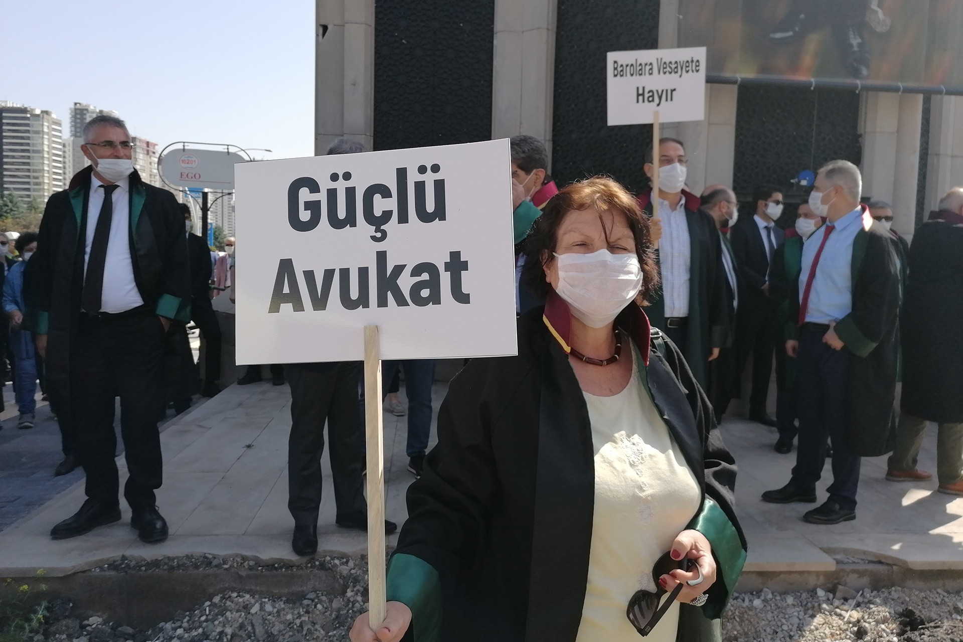 güçlü avukat yazan döviz