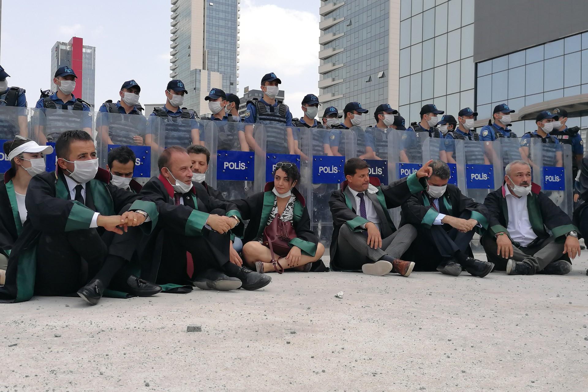 'Savunma Yürüyüşü'nü Ankara'da sonlandırmak isteyen baro başkanlarının kente girişi engellendi.